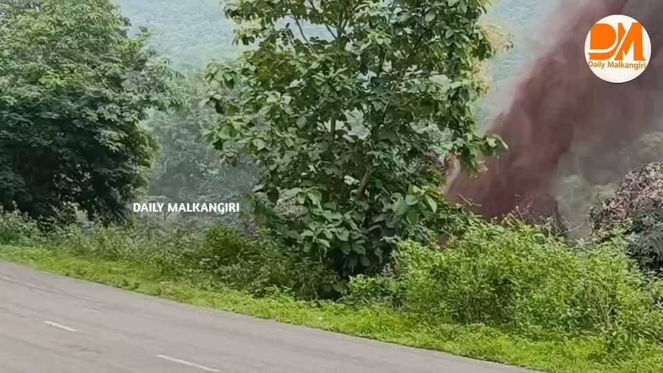 ଚିତ୍ରକୋଣ୍ଡା ବୁଷ୍ଟିଂ ସେଣ୍ଟର ନିକଟସ୍ଥ ପାବିଲିଗୁଡ଼ା ଗ୍ରାମ ନିକଟରେ AM/NS ଇଣ୍ଡିଆ କମ୍ପାନୀର ସ୍ଲରି ପାଇପ୍ଲାଇନ୍ ହଠାତ୍ ଫାଟିଯାଇଛି। କିରଣ୍ଡୁଲରୁ ବିଶାଖାପାଟଣା ପର୍ଯ୍ୟନ୍ତ ବାହାରୁଥିବା ଲୁହା ଗୁଣ୍ଡକୁ ଏହି ପାଇପ୍ଲାଇନ୍ ମାଧ୍ୟମରେ ସ୍ଲରି ଆକାରରେ ପରିବହନ କରାଯାଉଥିବା ବେଳେ ଏହି ଦୁର୍ଘଟଣା ଘଟିଛି।
