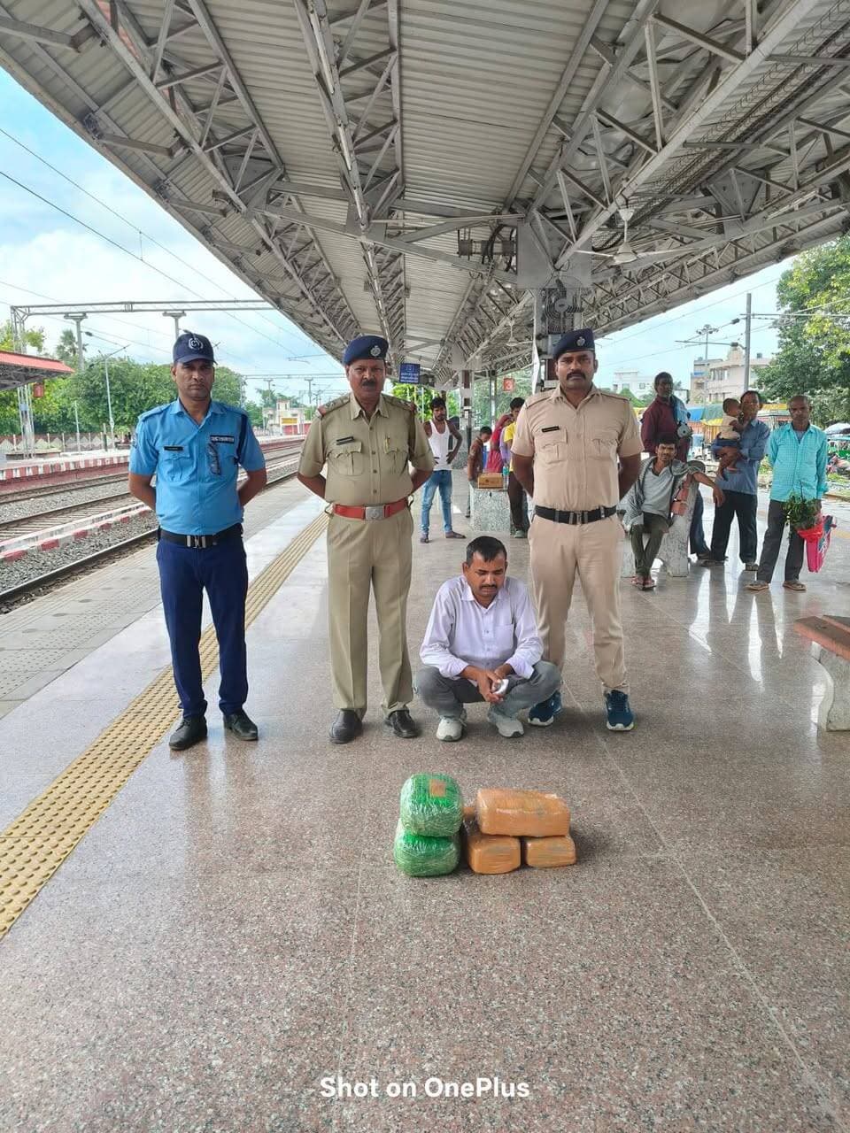 কাঞ্চনজঙ্ঘা এক্সপ্রেসের এসি কামরায় গাঁজা উদ্ধার করল পুলিশ, ডালখোলায় Khabar Today #IslampurPoliceDistrict