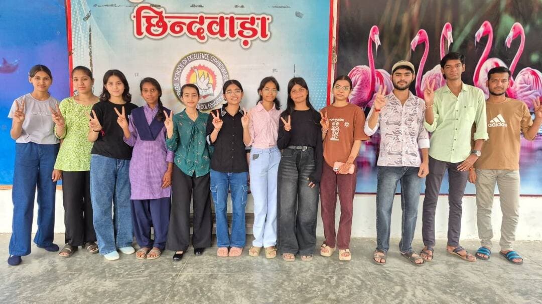 "दास्तां खुशियों की"
प्रतिभाशाली विद्यार्थियों को मिली डिजिटल उड़ान
प्रदेश के 1.21 लाख से अधिक छात्रों के खातों में पहुंची ₹304 करोड़ की प्रोत्साहन राशि
छिंदवाड़ा जिले के 3 हजार से अधिक विद्यार्थियों को मिली लैपटॉप के लिए 25000 रूपये की राशि
मुख्यमंत्री डॉ. मोहन यादव ने सिंगल क्लिक से किया राशि का अंतरण, विद्यार्थियों से संवाद कर उज्ज्वल भविष्य की शुभकामनाएं दीं
विद्यार्थियों में खुशी और उत्साह का माहौल
==================================================================
मध्यप्रदेश के प्रतिभाशाली विद्यार्थियों को आधुनिक तकनीक और बेहतर शैक्षणिक संसाधनों से जोड़ने की दिशा में पहल करते हुए राज्य सरकार मुख्यमंत्री मेधावी विद्यार्थी प्रोत्साहन योजना चला रही है। मध्यप्रदेश माध्यमिक शिक्षा मंडल की कक्षा 12वीं परीक्षा सत्र 2025 - 26 में प्रथम प्रयास में 75 प्रतिशत से अधिक अंक प्राप्त करने वाले मेधावी विद्यार्थियों को प्रोत्साहित करने के उद्देश्य से इस योजना के अंतर्गत मंगलवार को लैपटॉप वितरण का कार्यक्रम आयोजित हुआ। भोपाल के कुशाभाऊ ठाकरे सभागार में आयोजित इस कार्यक्रम में मुख्यमंत्री डॉ. मोहन यादव ने ‘प्रतिभाशाली विद्यार्थी प्रोत्साहन योजना’ के अंतर्गत प्रदेश के 1 लाख 21 हजार से अधिक विद्यार्थियों के बैंक खातों में लैपटॉप क्रय के लिए ₹304 करोड़ से अधिक की प्रोत्साहन राशि सिंगल क्लिक के माध्यम से अंतरित की।
मुख्यमंत्री मेधावी विद्यार्थी प्रोत्साहन योजना के अंतर्गत माध्यमिक शिक्षा मंडल की हायर सेकेंडरी कक्षा 12वीं परीक्षा सत्र 2026 में प्रथम प्रयास में 75 प्रतिशत से अधिक अंक प्राप्त करने वाले छिंदवाड़ा जिले के 3279 एवं पांढुर्णा जिले के 831, इस प्रकार कुल 4110 पात्र मेधावी विद्यार्थियों को लैपटॉप क्रय के लिए प्रति विद्यार्थी ₹25,000/- की राशि उनके बैंक खातों में सिंगल-क्लिक के माध्यम से अंतरित की गई है। खाते में राशि आते ही इन सभी विद्यार्थियों में खुशी का माहौल है और वे अपनी हायर स्ट्डीज को लेकर उत्साहित हैं।
छिंदवाड़ा जिले के शासकीय उत्कृष्ट विद्यालय से उत्तीर्ण छात्रा कु. प्राची डेहरिया ने बताया कि उसने कक्षा 12वीं में 89% हासिल किये हैं और वर्तमान में प्रधानमंत्री कॉलेज ऑफ एक्सीलेंस शासकीय पीजी कॉलेज की स्टूडेंट है। प्राची का कहना है कि खुद का लैपटॉप होने के बाद कॉलेज की पढ़ाई में बहुत मदद मिलेगी। कु. सोनाक्षी राजपूत ने बताया कि उसने कक्षा 12 वीं की परीक्षा 93.6 % के साथ उत्तीर्ण की है। लैपटॉप के लिए राशि मिलने पर खुशी जाहिर करते हुए मुख्यमंत्री डॉ.मोहन यादव को धन्यवाद दिया है।
छिंदवाड़ा की कु. माही उमप ने कक्षा 12वीं की परीक्षा 89.9 % के साथ उत्तीर्ण की है। माही ने बताया कि वे बहुत समय से लैपटॉप लेना चाहती थीं, लेकिन परिवार पर आर्थिक बोझ ना आए इस संकोच में नहीं ले पा रही थीं। माही को लैपटॉप के लिए राशि मिलने की बहुत खुशी है, उसका कहना कि अब आगे की पढ़ाई सुविधाजनक तरीके से हो सकेगी। नितिन साहू, जिन्होंने 80 % के साथ कक्षा 12वीं की परीक्षा उत्तीर्ण की है, उसने कहा कि लैपटॉप से अब आगे की पढ़ाई में आसानी होगी और बहुत सारी नई चीजें सीख पाऊंगा। इसी तरह छिंदवाड़ा के शासकीय स्कूल से कक्षा 12वीं में 94% हासिल करने वाली कु. दिव्यांशी जैन, 93.8% लाने वाली कु. ऐश्वर्या करेवाले, 82.4% हासिल करने वाली खुशी सिंह, 82% हासिल करने वाले समीर मंडराह, 88% हासिल करने वाले ऋषभ सूर्यवंशी सहित जिले के सभी मेधावी विद्यार्थियों में खुशी का माहौल है और उन्होंने लैपटॉप के साथ डिजिटल उड़ान देने के लिए मुख्यमंत्री डॉ. यादव को धन्यवाद दिया है। राशि अंतरण के साथ ही छिंदवाड़ा सहित प्रदेशभर के हजारों मेधावी विद्यार्थियों के लिए डिजिटल शिक्षा के नए अवसरों का रास्ता खुला है। सरकार की इस योजना का उद्देश्य प्रतिभाशाली विद्यार्थियों को तकनीकी संसाधन उपलब्ध कराकर उनकी पढ़ाई को अधिक प्रभावी बनाना और उन्हें बदलते डिजिटल दौर के अनुरूप तैयार करना है।
राज्य स्तरीय कार्यक्रम का लाइव प्रसारण जिले के विभिन्न शासकीय विद्यालयों में भी किया गया था, जिसमें विद्यार्थियों ने उत्साहपूर्वक सहभागिता की। विद्यार्थियों एवं शिक्षकों ने मुख्यमंत्रीजी के उद्बोधन तथा मेधावी विद्यार्थियों के प्रोत्साहन एवं लैपटॉप वितरण कार्यक्रम को लाइव देखा। इस अवसर पर विद्यालयों में उत्साह एवं प्रसन्नता का वातावरण रहा। मुख्यमंत्री डॉ.यादव ने अपने उद्बोधन के माध्यम से मेधावी विद्यार्थियों को उनकी शैक्षणिक उपलब्धि के लिए बधाई देते हुए उन्हें निरंतर परिश्रम, अनुशासन एवं लगन के साथ अध्ययन करने तथा जीवन में उच्च लक्ष्य निर्धारित कर उन्हें प्राप्त करने के लिए प्रेरित किया। उन्होंने कहा कि प्रतिभाशाली विद्यार्थियों को आगे बढ़ने के लिए आवश्यक संसाधन और अवसर उपलब्ध कराना सरकार की प्राथमिकताओं में शामिल है। लाइव प्रसारण के माध्यम से जिले के विद्यार्थियों ने मुख्यमंत्रीजी के प्रेरणादायी उद्बोधन को सुना तथा शिक्षा के क्षेत्र में उत्कृष्ट प्रदर्शन करने के लिए प्रेरणा प्राप्त की।