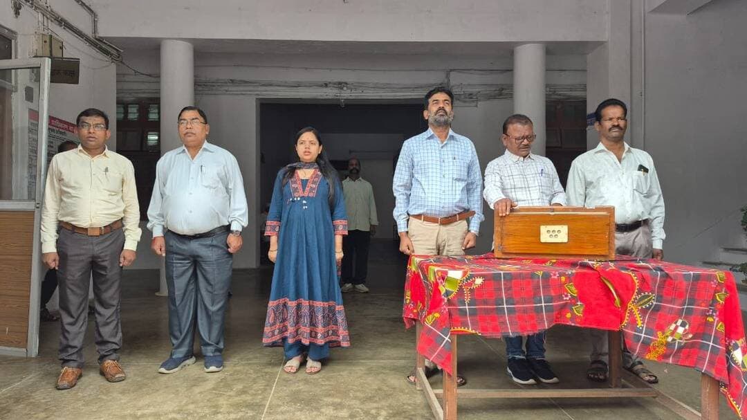 कलेक्टर कार्यालय में राष्ट्रगान एवं राष्ट्रगीत के गायन के बाद प्रारंभ हुईं कार्यालयीन गतिविधियां
==========================================================
राज्य शासन के निर्देशानुसार आज माह के प्रथम कार्यदिवस पर राष्ट्रगान एवं राष्ट्रगीत गायन के बाद कार्यालयीन गतिविधियां प्रारंभ हुईं। कलेक्टर कार्यालय के प्रांगण में कलेक्टर श्री हरेंद्र नारायन के मार्गदर्शन में संयुक्त कलेक्टर श्रीमती अंकिता त्रिपाठी व डिप्टी कलेक्टर श्री आर.के.मेहरा के साथ विभिन्न विभागों के अधिकारियों व कर्मचारियों ने राष्ट्रगान 'जन गण मन' एवं राष्ट्रगीत 'वंदे मातरम्' का सामूहिक गायन किया। शासकीय कलापथक दल के प्रमुख कलाकार श्री नरेन्द्र पाल द्वारा अन्य कलाकारों के साथ राष्ट्रगान एवं राष्ट्रगीत का संगीत के साथ गायन कराया गया।