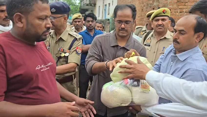 #चित्रकूट बाढ़ : राहत बचाव कार्य
दिनांक 29.08. 2026 को मंदाकिनी नदी का जल स्तर अप्रत्याशित रूप से बढ़ने तथा अतिवृष्टि के कारण कर्वी के रामघाट सहित 09 गांव, मानिकपुर का 01 गांव तथा राजापुर के 06 ग्रामों (जनपद के कुल 16) ग्रामों में आबाद लगभग 10,000 व्यक्ति प्रभावित हुए हैं। बाढ़ प्रभावितों को अब तक कुल 14568 पैकेट पका हुआ भोजन (लंच पैकेट) का वितरण किया गया है। इसके अतिरिक्त जनपद को प्राप्त 2000 राशन किटों में से तहसील कर्वी में 315 राहत किट, तहसील राजापुर में 262 राहत किट, पहाड़ी में 135 राहत किट एवं 500 फूड पैकेट का वितरण किया जा चुका है। एनजीओ के माध्यम से भी 500 बाढ़ राहत किट का वितरण किया गया है। इस प्रकार 712 राशन किटों का वितरण किया जा चुका है।
राहत किट वितरित किये जाने का कार्य निरंतर जारी है। आगामी 02 दिवसों में 2000 और राशन किटों का वितरण कराया जायेगा। जिलाधिकारी ने बताया कि बाढ़ से हुई आंशिक मकान क्षति के संबंध में अब तक जनपद में कुल 563 प्रकरण संज्ञान में आये हैं। इनमें से 252 प्रकरणों की ऑन लाइन फीडिंग पूर्ण कर दी गयी है। 252 प्रकरणों के सापेक्ष 47 प्रकरणों में भुगतान की कार्यवाही कराते हुए कुल मु० 1,88,000/- रूपये लाभार्थियों के खाते में अन्तरित की जा रही है। अवशेष प्रकरणों पर भी अविलम्ब भुगतान की कार्यवाही करायी जा रही है। जिलाधिकारी ने बताया कि जिसका पूर्ण रूप से मकान क्षतिग्रस्त हो गया है, उसको मुख्यमंत्री आवास योजना के अंतर्गत आवास दिया जाएगा। आज दिनांक 01.09.2026 को मंदाकिनी नदी का जल स्तर अपरान्ह 1.30 बजे 131.05 मीटर था, जो वर्तमान में घटकर 130.200 मी० हो गया है।
जिलाधिकारी ने संबंधित अधिकारियों को निर्देशित किया है कि बाढ़ प्रभावित परिवारों को राहत सामग्री उपलब्ध कराने, क्षति का सर्वेक्षण करने, पात्र लाभार्थियों की ऑन लाइन फीडिंग तथा नियमानुसार भुगतान की कार्यवाही में किसी भी स्तर पर अनावश्यक विलंब न हो तथा प्रभावित परिवारों को शासन की मंशा के अनुरूप तत्काल राहत उपलब्ध करायी जाये। जनपद प्रशासन द्वारा बाढ़ की स्थिरति पर निरंतर निगरानी रखते हुए राहत एवं बचाव कार्य, राहत किट वितरण, पका हुआ भोजन वितरण, क्षति का सर्वेक्षण एवं राहत भुगतान की कार्यवाही लगातार सुनिश्चित की जा रही है।
#FloodRelief #FloodManagement #Chitrakoot