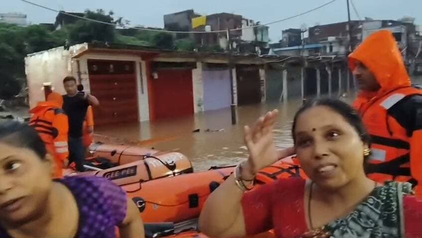 बाढ़ प्रभावित क्षेत्र में NDRF ने 11 लोगों को सुरक्षित रेस्क्यू किया
मां मंदाकिनी नदी का जलस्तर बढ़ने के कारण बाढ़ प्रभावित क्षेत्र में फंसे दुकानदारों एवं स्थानीय निवासियों को NDRF टीम द्वारा रेस्क्यू कर सुरक्षित स्थान पर पहुंचाया गया। दिनांक 01 सितंबर 2026 को NDRF टीम द्वारा कुल 11 लोगों को सुरक्षित रेस्क्यू किया गया।
रेस्क्यू किए गए श्रद्धालु महिला एवं पुरुषों ने जिला प्रशासन एवं NDRF टीम के प्रति आभार व्यक्त करते हुए उनके सराहनीय एवं मानवीय प्रयासों की प्रशंसा की।
जिला प्रशासन द्वारा बाढ़ प्रभावित एवं संवेदनशील क्षेत्रों में लगातार निगरानी रखते हुए राहत एवं बचाव कार्य संचालित किए जा रहे हैं।
जनपदवासियों से अपील है कि नदी एवं बाढ़ प्रभावित क्षेत्रों से दूरी बनाए रखें तथा प्रशासन द्वारा जारी सुरक्षा निर्देशों का अनिवार्य रूप से पालन करें।