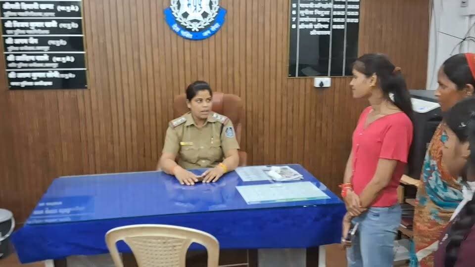 टूटते पति-पत्नी के रिश्ते को बचाने आगे आई थाना प्रभारी सुनीता बिदुआ
महिला थाना प्रभारी ने पति-पत्नी के बीच चल रहे विवाद में दोनों पक्षों को समझाइश देकर परिवार को टूटने से बचाने की पहल की। इसी दौरान महिला और परिवार की कमजोर आर्थिक स्थिति सामने आने पर थाना प्रभारी ने आर्थिक मदद की भी बोली
उन्होंने महिला और पति को समझाया और भरोसा दिया जरूरत पड़ने पर और पति आर्थिक मदद की स्थिति में न होने लड़कीओ की शादी में पर वे अपनी ओर से सहयोग करेंगी।
कानून के साथ इंसानियत—यही पुलिस की असली तस्वीर है।
# महिला थाना #छतरपुर # सुनीता बिंदुआ#पुलिस #इंसानियत #मानवता #परिवार #पति_पत्नी #Chhatarpur police