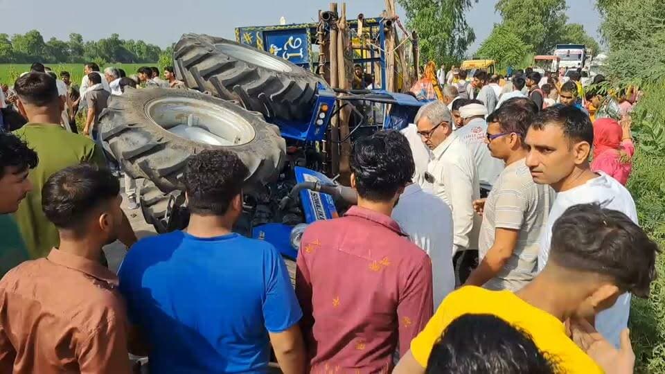 गोगामेड़ी जा रहे श्रद्धालुओं के साथ बड़ा हादसा! 36 घायल 🚨
दादरी हाईवे पर ट्रैक्टर-ट्रॉली पलटी, मची चीख-पुकार!