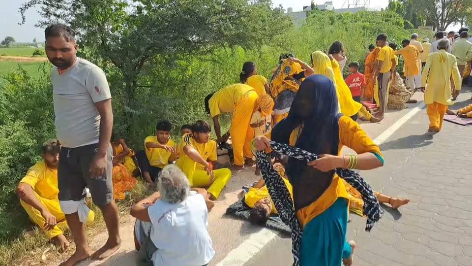 उत्तर प्रदेश के अलीगढ़ से राजस्थान के गोगामेड़ी धाम जा रहे श्रद्धालुओं से भरी ट्रैक्टर-ट्रॉली को चरखी दादरी के नेशनल हाईवे-334B पर तेज रफ्तार ट्राले ने टक्कर मार दी।
🔹 हादसे में महिलाओं और बच्चों समेत 36 श्रद्धालु घायल।