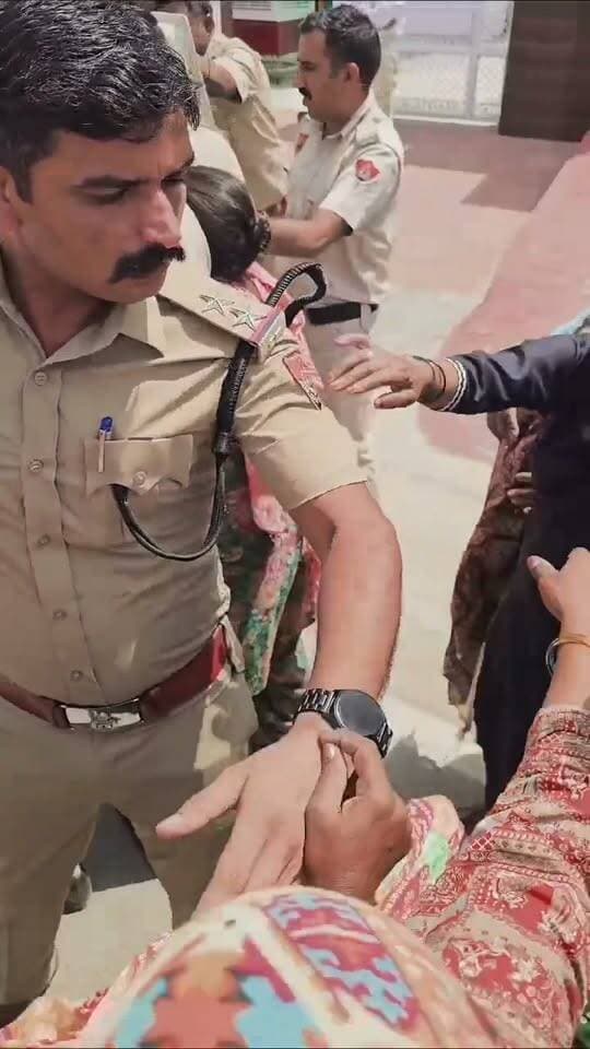 हिसार में सफाई कर्मचारियों का रोग प्रदर्शन कर्मचारी पहुंचे सिविल लाइन थाना पुलिस के साथ हुई आपस मैं हुई पुलिस की वर्दी फाड़ने का प्रयास किया गया