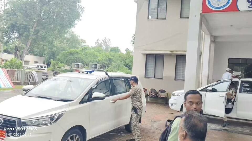 अचानक कलेक्टर पहुंच गए एसपी कार्यालय मचा हड़कम्प सूत्र बताते हैं कि sp कार्यालय अब दूसरी जगह शिफ्ट होगा उसी के लिए जमीन देखने निकले एसपी कलेक्टर