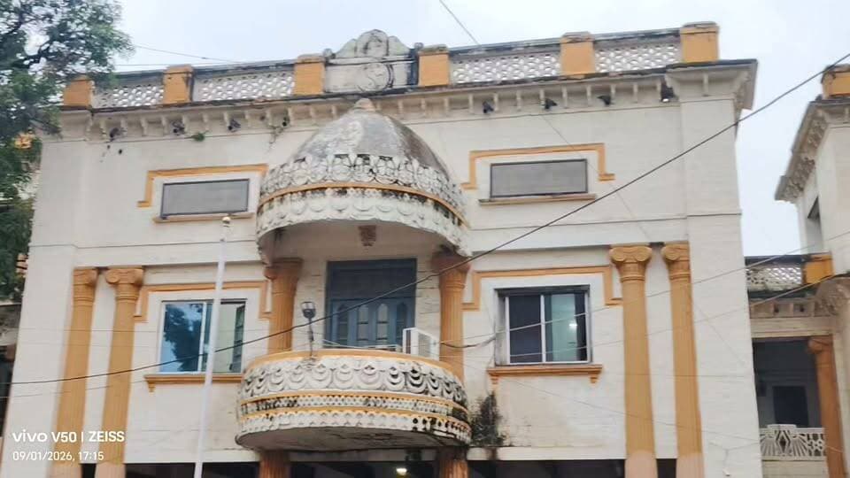 रीवा नगर निगम की पुरानी बिल्डिंग आज भी जगमग दिख रही नही आई एक भी दरार