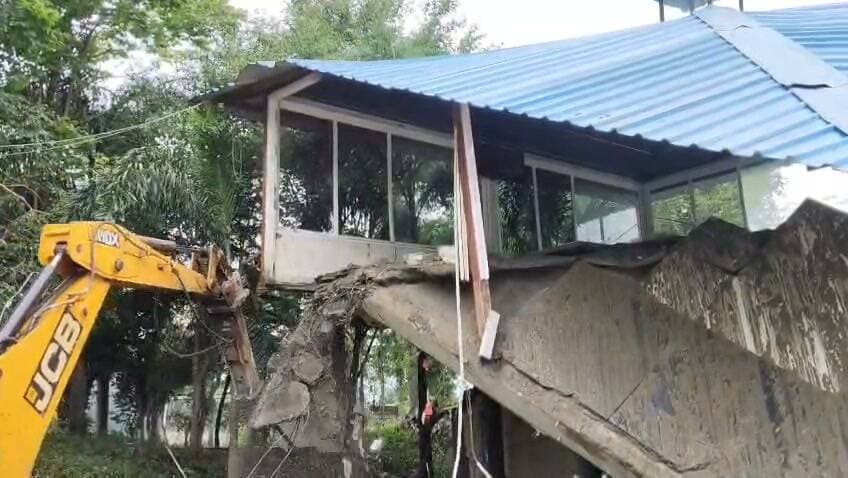 बद्रिका फार्म हाउस में चला बुलडोजर