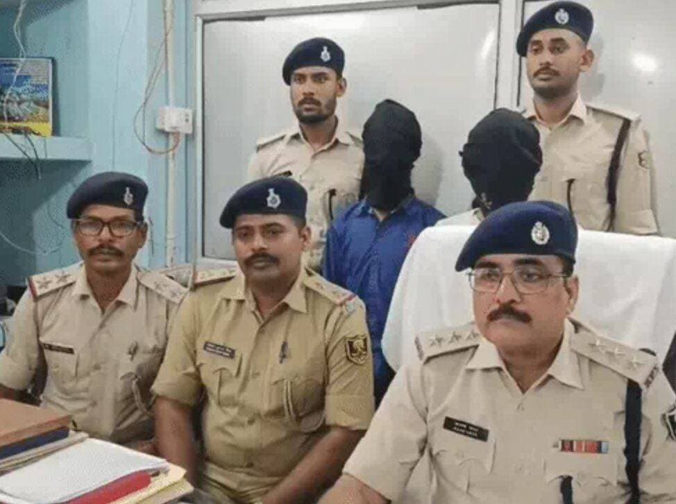 मुजफ्फरपुर में एक ही रात 8 घरों में चोरी से मचा हड़कंप, गिरोह के 4 आरोपी दबोचे; बागीचे से बर्तन और कारोबारी से जेवर बरामद
पूरी खबर कमेंट बॉक्स में पढ़ें