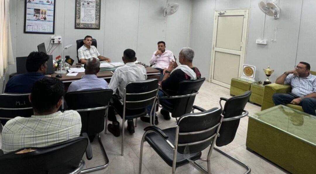 शांतिपूर्ण ढंग से करेंगे प्रदर्शन, नहीं पहुंचाएंगे सफाई कार्य में बाधा
निगम आयुक्त के साथ हुई बैठक में नगर पालिका कर्मचारी संघ के पदाधिकारियों ने दिया आश्वासन
बैठक में कर्मचारियों की मांगों पर निगम प्रशासन ने की बातचीत, शांतिपूर्ण प्रदर्शन का आह्वान
यमुनानगर। नगर निगम आयुक्त महाबीर प्रसाद व अतिरिक्त निगम आयुक्त धीरज कुमार ने मंगलवार को नगर पालिका कर्मचारी संघ हरियाणा के प्रतिनिधिमंडल के साथ बैठक कर कर्मचारियों की मांगों और प्रदर्शन को लेकर विस्तार से बातचीत की। बैठक में निगम प्रशासन ने कर्मचारी संघ के पदाधिकारियों से शांतिपूर्ण ढंग से प्रदर्शन करने व शहर में सफाई व्यवस्था को प्रभावित नहीं करने की अपील की। बैठक में अतिरिक्त निगम आयुक्त धीरज कुमार, मुख्य सफाई निरीक्षक विनोद बेनीवाल, मुख्य सफाई निरीक्षक गोविंद शर्मा, नगर पालिका कर्मचारी संघ हरियाणा के राज्य महासचिव मांगेराम तिगरा, शाखा प्रधान पपला, अग्निशमन राज्य महासचिव गुलशन भारद्वाज सहित अन्य पदाधिकारी मौजूद रहे। बैठक में नगर पालिका कर्मचारी संघ हरियाणा के पदाधिकारियों ने निगम प्रशासन को आश्वासन दिया कि वे शांतिपूर्ण ढंग से अपना प्रदर्शन करेंगे और सफाई कार्य में किसी प्रकार की बाधा नहीं पहुंचाएंगे।
निगम आयुक्त महाबीर प्रसाद ने कर्मचारी संघ के पदाधिकारियों को बताया कि स्थानीय स्तर से संबंधित कर्मचारियों की मांगों को निगम प्रशासन द्वारा पूरा किया जा चुका है। वहीं, प्रदेश स्तर की मांगों को लेकर सरकार के स्तर पर बातचीत चल रही है। उन्होंने कहा कि कर्मचारियों की समस्याओं और मांगों को लेकर प्रशासन गंभीर है तथा जो विषय स्थानीय स्तर पर निगम के अधिकार क्षेत्र में हैं, उनका समाधान प्राथमिकता के आधार पर किया जा रहा है। निगम आयुक्त ने कहा कि प्रदर्शन करना कर्मचारियों का लोकतांत्रिक अधिकार है, लेकिन इसके कारण शहर की सफाई व्यवस्था प्रभावित नहीं होनी चाहिए। उन्होंने कर्मचारियों से अपील की कि वे शांतिपूर्ण तरीके से अपनी मांगें रखें और सफाई कार्य में किसी प्रकार की बाधा उत्पन्न न करें। शहर की स्वच्छता और नागरिकों को मूलभूत सुविधाएं उपलब्ध करवाना निगम की प्राथमिकता है। बैठक के दौरान संघ के पदाधिकारियों ने शांतिपूर्ण तरीके से प्रदर्शन करने व सफाई कार्य में बाधा न पहुंचाने का आश्वासन दिया।
फोटो - निगम आयुक्त महाबीर प्रसाद के साथ बैठक करते नगर पालिका कर्मचारी संघ के पदाधिकारी।