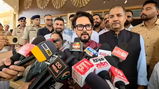 हमीरपुर सांसद अनुराग ठाकुर ने हिमाचल प्रदेश के राज्यपाल का आधार पर किया और कहां की 5 साल में 650 केन्द्र अंदर खोले गए हैं