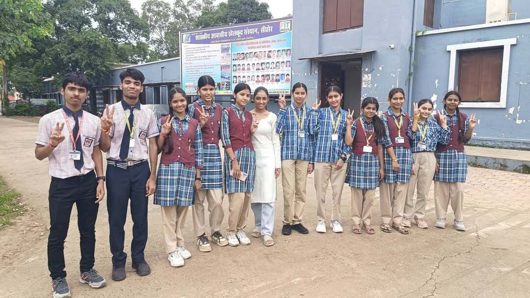 • लैपटॉप की राशि से विद्यार्थियों के सपनों को मिलेगी नई उड़ान
• लैपटॉप केवल एक उपकरण नहीं, बल्कि बेहतर शिक्षा और उज्ज्वल भविष्य की तैयारी का महत्वपूर्ण माध्यम है
मुख्यमंत्री डॉ. मोहन यादव ने प्रदेश के विद्यार्थियों को डिजिटल शिक्षा से जोड़ने की दिशा में महत्वपूर्ण पहल करते हुए लैपटॉप खरीदने के लिए प्रदेश के 1 लाख 22 हजार विद्यार्थियों के बैंक खातों में 25-25 हजार रुपये की राशि अंतरित की। विद्यार्थियों के खातों में कुल 304 करोड़ 98 लाख रुपये से अधिक की राशि अंतरित की गई। इस योजना के तहत सीहोर जिले के लगभग 3700 विद्यार्थियों के खातों में भी लैपटॉप खरीदने के लिए 25-25 हजार रुपये की राशि अंतरित की गई।
राशि मिलने पर सीहोर जिले की कुमारी रचना मेवाड़ा, कुमारी आईना मेवाड़ा, कुमारी अंजलि वर्मा , कुमारी पद्मा परमार, कुमारी सिमरन मेवाड़ा सहित अनेक विद्यार्थियों के चेहरे खुशी से खिल उठे। विद्यार्थियों ने मुख्यमंत्री डॉ. मोहन यादव का आभार व्यक्त करते हुए कहा कि इस राशि से वे लैपटॉप खरीदेंगे, जो उनकी पढ़ाई में बेहद उपयोगी साबित होगा। उन्होंने कहा कि वर्तमान समय में शिक्षा के क्षेत्र में तकनीक का महत्व लगातार बढ़ रहा है। लैपटॉप मिलने से वे ऑनलाइन पढ़ाई कर सकेंगे और विभिन्न विषयों से संबंधित अध्ययन सामग्री, वीडियो लेक्चर सहित अन्य शैक्षणिक संसाधनों का आसानी से उपयोग कर सकेंगे।
विद्यार्थियों ने कहा कि लैपटॉप के माध्यम से वे घर बैठे ऑनलाइन कक्षाओं में शामिल होने के साथ देश-दुनिया की नई जानकारियों से भी जुड़ सकेंगे। इंटरनेट के माध्यम से उन्हें विभिन्न शैक्षणिक एवं प्रतियोगी परीक्षाओं से संबंधित सामग्री भी उपलब्ध हो सकेगी। विद्यार्थियों ने कहा कि लैपटॉप उनके लिए केवल एक उपकरण नहीं, बल्कि बेहतर शिक्षा और उज्ज्वल भविष्य की तैयारी का महत्वपूर्ण माध्यम है। यह राशि उन्हें आधुनिक तकनीक से जोड़ने तथा डिजिटल शिक्षा के अवसर उपलब्ध कराने में महत्वपूर्ण भूमिका निभाएगी।
#JansamparkMP #CMMadhyaPradesh #MadhyaPradesh #sehore