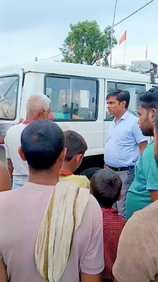 औरंगाबाद प्रखंड के उत्क्रमित मध्य विद्यालय बघोई खुर्द एवं बघोई बाजार में जलजमाव की स्थिति को देखते हुए कल हमलोग द्वारा कई कार्यालय का चक्कर लगाने के बाद आज औरंगाबाद प्रखंड के अंचल अधिकारी द्वारा निरीक्षण किया गया।#Bharatcrimelivenews #abhaykushvaha #TejashwiYadav #DMAurangabad