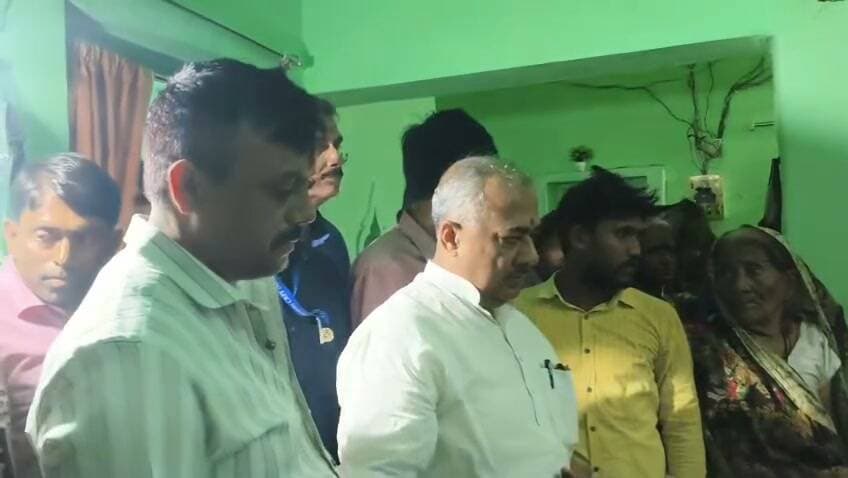 पूर्व सांसद सुशील कुमार सिंह,व्यापार मंडल के अध्यक्ष पीयूष रंजन उर्फ रिशु सिंह ,पूर्व जिला पार्षद प्रफुल सिंह जोगड़ी ग़ांव पहुंचकर सड़क दुर्घटना में पति पत्नी के मौत पर मृतक के परिजनों को ढांढस बंधाया और शोकाकुल परिजनों के प्रति गहरी संवेदना व्यक्त की।