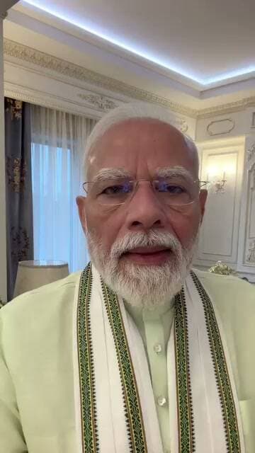 दुनिया युद्ध में डूबी हुई है...
सप्लाई चेन पूरी तरह तहस नहस हो चुकी है ऐसे में माननीय प्रधानमंत्री श्री Narendra Modi जी के नेतृत्व में भारत निरंतर प्रगति के पथ पर बढ़ रहा है।
देश के अंदर आज भी कुछ लोग झूठ और निराशा फैलाने में लगे हुए हैं। ऐसे में 7.8% की मजबूत विकास दर बताती है कि भारत की अर्थव्यवस्था कितनी तेजी से आगे बढ़ रही है।
मोदी जी का यह वीडियो हर देशवासी के लिए एक आह्वान भी है। आइए, हम सभी संकल्प लें और एकजुट होकर देश को विकसित भारत के पथ पर निरंतर आगे बढ़ाएं।