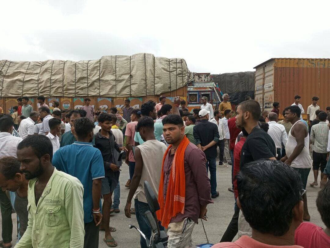 एनएच-19 पर दर्दनाक हादसा: तेज रफ्तार ट्रक की टक्कर से दंपति की मौत, मुआवजे की मांग पर सड़क जाम
The silence media news
मदनपुर (औरंगाबाद): औरंगाबाद जिले के मदनपुर थाना क्षेत्र अंतर्गत एनएच-19 पर अंजनवा मोड़ के समीप मंगलवार सुबह एक भीषण सड़क हादसे में बाइक सवार दंपति की मौके पर ही मौत हो गई। मृतकों की पहचान सलैया थाना क्षेत्र के जोगड़ी गांव निवासी प्रहलाद पाल और उनकी पत्नी उर्मिला देवी के रूप में हुई है।
जानकारी के अनुसार, उर्मिला देवी अपने पति प्रहलाद पाल के साथ अंजमा स्थित मध्य विद्यालय जा रही थीं। इसी दौरान अंजनवा मोड़ के पास सड़क पार करने के क्रम में तेज रफ्तार ट्रक ने उनकी बाइक को जोरदार टक्कर मार दी। टक्कर इतनी भीषण थी कि दोनों ने घटनास्थल पर ही दम तोड़ दिया।
हादसे की सूचना मिलते ही मदनपुर थाना पुलिस मौके पर पहुंची और दोनों शवों को कब्जे में लेकर पोस्टमार्टम के लिए सदर अस्पताल भेज दिया। पुलिस फरार ट्रक चालक की तलाश में जुटी है और पूरे मामले की जांच कर रही है।
इधर, घटना से आक्रोशित परिजनों और ग्रामीणों ने मृतकों के आश्रितों को उचित मुआवजा तथा आरोपी चालक की शीघ्र गिरफ्तारी की मांग को लेकर एनएच-19 को जाम कर दिया। सड़क जाम के कारण दोनों ओर वाहनों की लंबी कतार लग गई। मौके पर पहुंची प्रशासनिक टीम लोगों को समझाकर जाम समाप्त कराने का प्रयास कर रही है।
<nis:link nis:type=tag nis:id=thesilencemedianews nis:value=thesilencemedianews nis:enabled=true nis:link/> <nis:link nis:type=tag nis:id=औरंगाबाद nis:value=औरंगाबाद nis:enabled=true nis:link/> <nis:link nis:type=tag nis:id=aurangabad nis:value=aurangabad nis:enabled=true nis:link/> <nis:link nis:type=tag nis:id=मदनपुर nis:value=मदनपुर nis:enabled=true nis:link/>