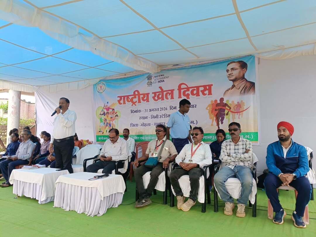 हॉकी के जादूगर एवं भारतीय हॉकी के महान खिलाड़ी मेजर ध्यानचंद जी की स्मृति में मनाए जाने वाले राष्ट्रीय खेल दिवस 2026 के अवसर पर मिनी स्टेडियम, मोहला में खेल उत्सव का आयोजन उत्साह और खेल भावना के साथ किया गया।
जिले के तीनों विकासखंडों से 180 खिलाड़ियों ने कबड्डी, वॉलीबॉल, 100 मीटर दौड़, गोला फेंक एवं लंबी कूद जैसी विभिन्न खेल प्रतियोगिताओं में हिस्सा लेकर अपनी प्रतिभा का प्रदर्शन किया।
विजेता खिलाड़ियों को प्रमाण-पत्र एवं पुरस्कार प्रदान कर सम्मानित किया गया। आयोजन का उद्देश्य युवाओं एवं विद्यार्थियों में खेलों के प्रति रुचि बढ़ाना और खेल प्रतिभाओं को प्रोत्साहित करना रहा।
#nationalsportsday2026 #राष्ट्रीयखेलदिवस #majordhyanchand #mmacdistrict_cg #खेलोइंडिया
@chhattisgarhcmo
@dpr.chhattisgarh