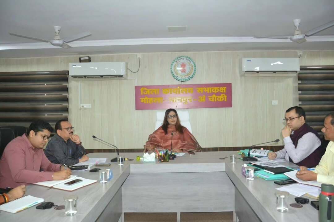 कलेक्टर श्रीमती तनुजा सलाम ने आज कलेक्टोरेट सभाकक्ष में आयोजित समय-सीमा बैठक में जिले में संचालित विभिन्न योजनाओं एवं विकास कार्यों की विस्तृत समीक्षा की।
- बस्तर मुन्ने के सर्वे कार्य को शीघ्र पूर्ण कर पात्र हितग्राहियों को करें लाभान्वि-कलेक्टर
- विभिन्न पोर्टल में लंबित प्रकरणों की समीक्षा, समयबद्ध निराकरण के दिए निर्देश
#mmacdistrict_cg #chhattishgarh #समय_सीमा_बैठक
@chhattisgarhcmo @dpr.chhattisgarh