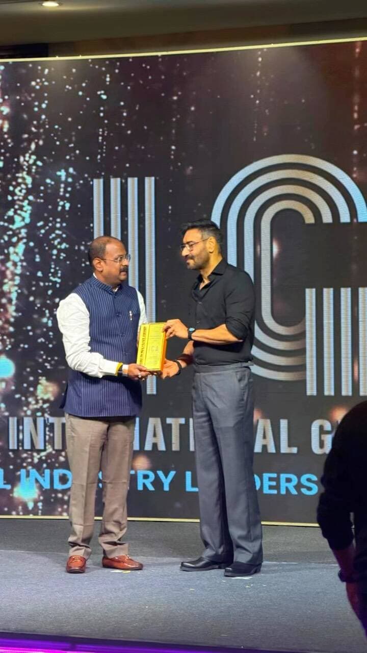 प्रयागराज के लिए गर्व का पल! 🏆❤️
हमारे शहर की प्रतिष्ठित शख्सियत डॉ. उदय प्रताप सिंह जी को मुंबई में आयोजित International Glory Awards 2026 में Transformation Education Leader Award से सम्मानित किया गया। ✨
सबसे खास बात, यह सम्मान उन्हें पद्म श्री अजय देवगन जी के हाथों प्राप्त हुआ। 🙏
यह उपलब्धि पूरे प्रयागराज के लिए गौरव और सम्मान की बात है। ❤️
डॉ. उदय प्रताप सिंह जी को हार्दिक बधाई एवं शुभकामनाएं! 🎉
Follow @my_world_prayagraj
#Prayagraj #PrayagrajPride #InternationalGloryAwards2026 #UdayPratapSingh #TransformationEducationLeader AjayDevgn PrideOfPrayagraj PrayagrajNews