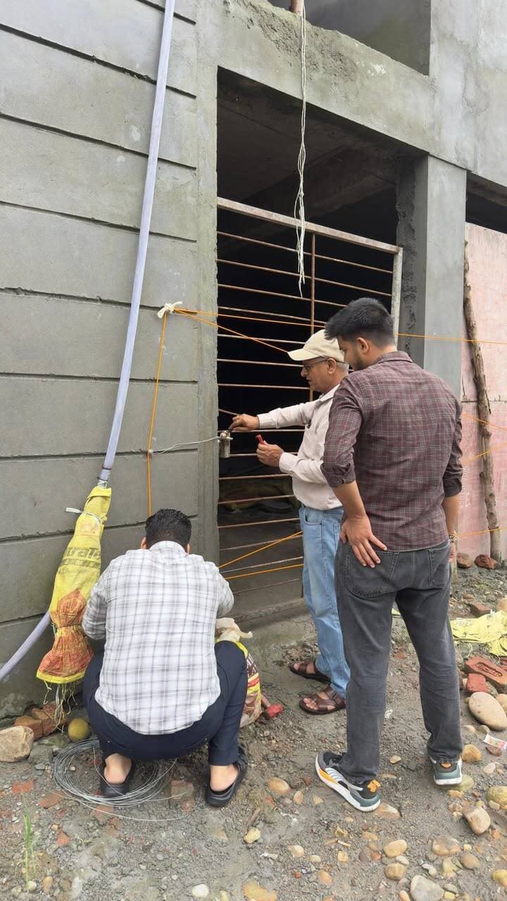 🚨 ऋषिकेश में नक्शे से हटकर निर्माण पर एमडीडीए की कार्रवाई
मसूरी-देहरादून विकास प्राधिकरण (एमडीडीए) ने स्वीकृत मानचित्र के विपरीत किए जा रहे निर्माण के खिलाफ कार्रवाई करते हुए ऋषिकेश के हरिपुर कला क्षेत्र में एक निर्माण स्थल को सील कर दिया।
एमडीडीए के अनुसार, सक्षम अग्रवाल एवं विकास अग्रवाल द्वारा स्वीकृत मानचित्र से विचलन करते हुए निर्माण कराया जा रहा था। निरीक्षण के दौरान निर्माण कार्य स्वीकृत नक्शे के अनुरूप नहीं पाया गया। संबंधित पक्ष को नियमानुसार कार्रवाई के संबंध में निर्देश दिए जाने के बावजूद अनाधिकृत निर्माण पाए जाने पर प्राधिकरण की टीम ने मौके पर सीलिंग की कार्रवाई की।
एमडीडीए अधिकारियों ने स्पष्ट किया कि प्राधिकरण क्षेत्र में भवन निर्माण के लिए स्वीकृत मानचित्र का पालन अनिवार्य है। बिना अनुमति या स्वीकृत नक्शे से अलग निर्माण पाए जाने पर नियमानुसार कार्रवाई की जाएगी।
एमडीडीए उपाध्यक्ष बंशीधर तिवारी ने कहा कि स्वीकृत मानचित्र के अनुरूप निर्माण सुनिश्चित करने के लिए लगातार निरीक्षण और कार्रवाई की जा रही है। उन्होंने अधिकारियों को अनाधिकृत निर्माण से जुड़ी शिकायतों और प्रकरणों में त्वरित कार्रवाई के निर्देश दिए हैं।
वहीं, सचिव मोहन सिंह बर्निया ने कहा कि स्वीकृत मानचित्र से विचलन करने वाले निर्माणों पर नियमानुसार सीलिंग समेत अन्य कार्रवाई आगे भी जारी रहेगी। प्राधिकरण का उद्देश्य शहर में सुनियोजित और व्यवस्थित विकास सुनिश्चित करना है।