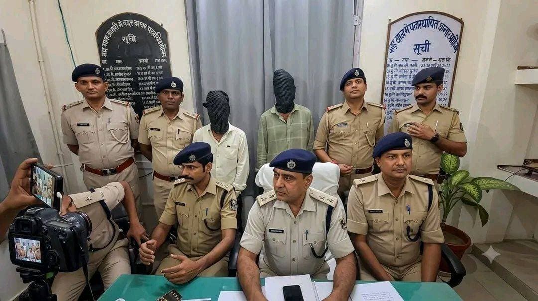 पटना जिला अन्तर्गत बाढ़ के बेढना में चार युवकों की मौ / त जहरीली शराब से नहीं हुई थी बल्कि चारों की हत्या की गई थी.
मामले का उद्भेदन करते हुए पुलिस ने बताया कि हत्या करने के इरादे से शराब में जहर मिलाई गई थी.
दरअसल अपनी बहन के साथ मृतक निशु के प्रेम प्रसंग से लाली नाराज था,दोस्त भी उसे चिढ़ाते थे.इसीलिए बदला लेने के इरादे से उसने दुकान से जहर लाकर शराब में मिलाकर उन्हें पिलाया और खुद बिना पिए निकल गया.
<nis:link nis:type=tag nis:id=barh nis:value=Barh nis:enabled=true nis:link/> <nis:link nis:type=tag nis:id=mokama nis:value=Mokama nis:enabled=true nis:link/> <nis:link nis:type=tag nis:id=बेढ़ना nis:value=बेढ़ना nis:enabled=true nis:link/> <nis:link nis:type=tag nis:id=patna nis:value=patna nis:enabled=true nis:link/>
