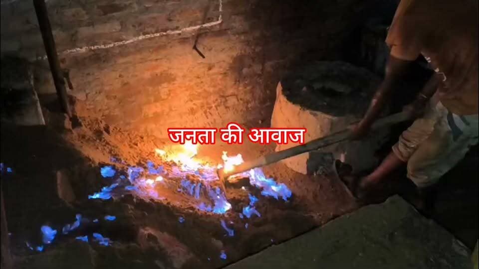 **मरांची क्षेत्र के मालपुर में फास्ट फूड दुकान में लगी भीषण आग, पुलिस व अग्निशमन टीम की तत्परता से टला बड़ा हादसा**
**मरांची (बिहार):** मरांची थाना क्षेत्र के मालपुर गांव स्थित एक फास्ट फूड दुकान में अचानक भीषण आग लग गई। दुकान से धुआं और ऊंची लपटें उठती देख आसपास के ग्रामीणों में अफरा-तफरी का माहौल बन गया। स्थानीय लोगों ने तुरंत इसकी सूचना मरांची पुलिस और अग्निशमन (फायर ब्रिगेड) विभाग को दी।
मरांची थाना अध्यक्ष रोशन कुमार ने घटना की जानकारी देते हुए बताया कि सूचना मिलते ही मरांची थाना पुलिस बल और अग्निशमन की टीम बिना किसी देरी के त्वरित कार्रवाई करते हुए मौके पर पहुंची। दमकलकर्मियों और पुलिस टीम ने सूझबूझ व तत्परता का परिचय देते हुए तुरंत राहत और बचाव कार्य शुरू किया। अग्निशमन दल ने काफी मशक्कत के बाद कुछ ही समय में आग पर पूरी तरह से काबू पा लिया और उसे आसपास की अन्य दुकानों व रिहाइशी मकानों में फैलने से रोक लिया।
थाना अध्यक्ष रोशन कुमार ने स्पष्ट किया कि इस अग्निकांड में किसी भी प्रकार की जनहानि (जान-माल की क्षति) नहीं हुई है। दुकान में मौजूद लोग समय रहते सुरक्षित बाहर निकल आए थे। हालांकि, आग लगने से दुकान के अंदर रखे कुछ सामान और उपकरणों को नुकसान पहुंचा है, जिसका आकलन किया जा रहा है। आग लगने के सटीक कारणों का अभी पता नहीं चल पाया है, लेकिन प्राथमिक आशंका के अनुसार यह हादसा शॉर्ट सर्किट या गैस रिसाव की वजह से हो सकता है। पुलिस मामले की जांच कर रही है।
समय पर पहुंची पुलिस और फायर ब्रिगेड की टीम की मुस्तैदी की वजह से एक बड़ा हादसा होने से टल गया, जिससे स्थानीय ग्रामीणों और दुकानदारों ने राहत की सांस ली है।
#Mokama