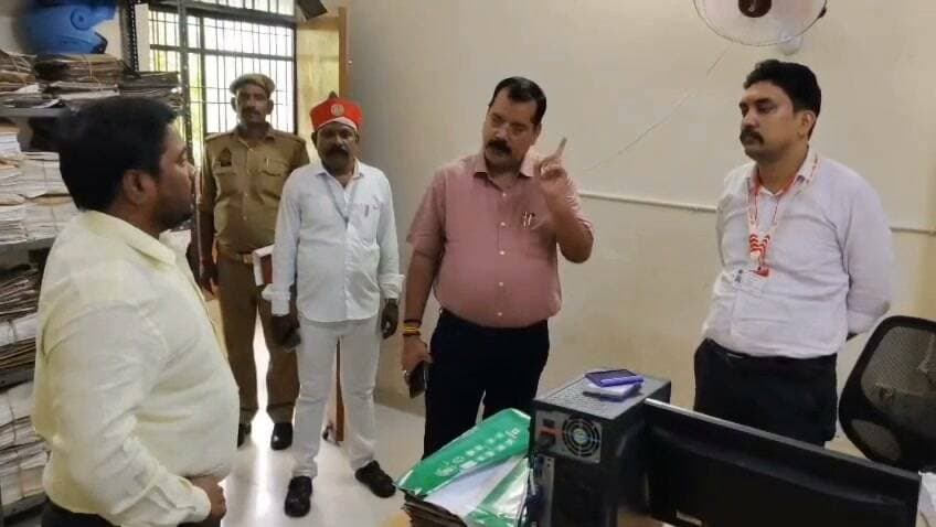 👉#आरटीओ कार्यालय में गंदगी देख भड़के एडीएम, पान-गुटखे की पीक पर जताई नाराजगी
डीएम के निर्देश पर औचक निरीक्षण,बड़े बकायेदारों की वसूली का अलग ब्योरा मांगा
शाहजहाँपुर। डीएम धर्मेंद्र प्रताप सिंह के निर्देश पर एडीएम वित्त एवं राजस्व अरविंद कुमार ने एआरटीओ कार्यालय का औचक निरीक्षण किया। निरीक्षण के दौरान कार्यालय में जगह-जगह पान-मसाला और गुटखे की पीक के निशान देखकर एडीएम नाराज हो गए। उन्होंने कर्मचारियों को कार्यालय की साफ-सफाई पर विशेष ध्यान देने और पान-मसाला व गुटखा खाने वालों पर निगरानी रखने के निर्देश दिए।एडीएम ने विभिन्न पटलों पर पहुंचकर कर्मचारियों से कामकाज की जानकारी ली। कार्यालय में अपने काम के लिए पहुंचे लोगों से भी बातचीत की गई। लोगों ने अपने कार्य पूरे होने की बात कही और किसी प्रकार की शिकायत नहीं बताई। इस दौरान कार्यालय के आसपास और अंदर मौजूद लोगों से भी जानकारी ली गई। सभी लोग अपना काम स्वयं कराते मिले और कोई मध्यस्थ या बिचौलिया मौजूद नहीं था।
निरीक्षण के दौरान एडीएम ने दिव्यांगजनों के लिए बनाए गए रैंप और शौचालय की व्यवस्था भी देखी, जो सही मिली। पटल संख्या एक पर अमरेंद्र कुमार से वसूली पत्रों के रख-रखाव और राजस्व वसूली की स्थिति जानी गई। तहसीलवार वसूली रजिस्टर का भी अवलोकन किया गया। एडीएम ने एआरटीओ को बड़े बकायेदारों की वसूली का ब्योरा अलग से तैयार कर उपलब्ध कराने के निर्देश दिए।पटल संख्या दो पर विनीत कुमार सिंह से नए वाहनों के पंजीयन की प्रक्रिया की जानकारी ली गई। एडीएम ने सभी कार्य नियमानुसार और समयबद्ध तरीके से पूरा करने को कहा। उन्होंने स्पष्ट किया कि कार्यालय आने वाले लोगों को बेहतर सुविधाएं मिलनी चाहिए और सरकारी कामकाज में अनावश्यक परेशानी नहीं होनी चाहिए। नए भवन में पान-गुटखे की पीक और गंदगी मिलने पर उन्होंने कर्मचारियों को व्यवस्था सुधारने की हिदायत दी।