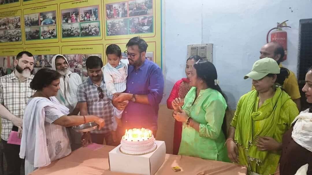 👉#पोते अयांश का जन्मदिन वृद्धाश्रम में मनाकर ‘सहयोग’ ने बांटी खुशियां
--#केक काटकर बुजुर्गों को खिलाया, लिया आशीर्वाद,सेवा और संवेदना की मिसाल बना जन्मदिन समारोह
शाहजहांपुर। समाजसेवा के क्षेत्र में सक्रिय सहयोग संस्था ने एक बार फिर सेवा और संवेदना की मिसाल पेश की। संस्था की डायरेक्टर रजनी गुप्ता ने अपने प्रिय पोते अयांश का जन्मदिन घर में मनाने के बजाय बनतारा स्थित वृद्धाश्रम में बुजुर्गों के बीच मनाया। इस दौरान आश्रम में खुशियों का माहौल रहा और बुजुर्गों के चेहरे भी खिल उठे।रजनी गुप्ता ने वृद्धाश्रम पहुंचकर सभी बुजुर्गों को भोजन कराया। इसके बाद अयांश ने उन्हीं के बीच केक काटा और बुजुर्गों को केक खिलाकर उनका आशीर्वाद लिया। जन्मदिन के इस अनूठे आयोजन में परिवार की खुशी के साथ समाजसेवा और मानवीय संवेदना का सुंदर संगम देखने को मिला।रजनी गुप्ता ने कहा कि जब से वह संस्था से जुड़ी हैं, उनका मन लगातार समाजसेवा में लगा रहता है। अब हर खुशी को जरूरतमंदों और बुजुर्गों के साथ बांटकर मनाने में उन्हें विशेष आनंद मिलता है। इसी भावना के चलते उन्होंने पोते का जन्मदिन घर के बजाय वृद्धाश्रम में मनाने का फैसला किया।संस्था के संस्थापक शाहनवाज खान एडवोकेट एवं अनिल गुप्ता प्रधान ने कहा कि समाज में एक-दूसरे का ध्यान रखना सभी की जिम्मेदारी है। यदि लोग अपनी खुशियों में जरूरतमंदों को शामिल करें और मिल-जुलकर समाजसेवा करें तो खुशियां दोगुनी हो जाती हैं और समाज की समस्याओं का समाधान भी आसान होता है।आश्रम में मौजूद रमेश भैया एवं विमला बहन ने अयांश को आशीर्वाद देते हुए कहा कि बच्चे का जन्मदिन जिस तरह वृद्धजनों के बीच मनाया गया, वह सराहनीय और प्रेरणादायक है। हर व्यक्ति को अपनी खुशियों के अवसर पर वृद्धाश्रम, गौशाला अथवा जरूरतमंदों के बीच पहुंचकर उनकी मदद करनी चाहिए और उनका आशीर्वाद लेना चाहिए।कार्यक्रम में संस्था की अध्यक्ष स्तुति गुप्ता, डायरेक्टर शालू यादव, जिला प्रभारी विकास सक्सेना, ममता यादव, सुमन गुप्ता, संगीता गुप्ता, शिवम वर्मा, रामजी गुप्ता, दिव्यांश गुप्ता, तनू गुप्ता सहित संस्था के अन्य सदस्य मौजूद रहे।
सहयोग संस्था शाहजहाँपुर