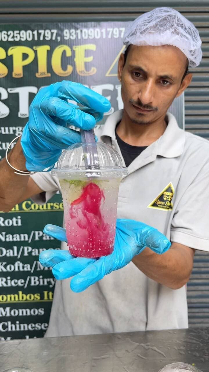 Taste bhi kamal aur sath mai inki dishes, jo ek baar khaaye baar baar aaye !!!!
📍Spice Street, Paschim Vihar
#viralreels #delhistreetfood #indianstreetfood #delhigram #reelitfeelit