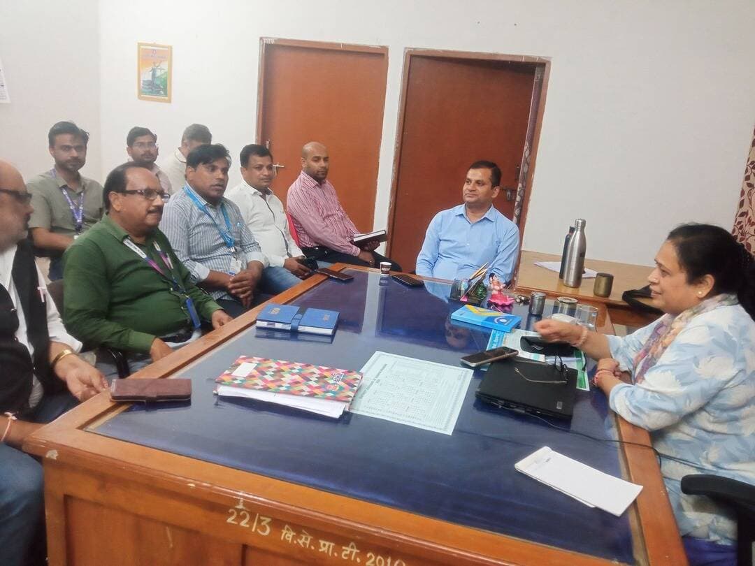 नेशनल लोक अदालत के सफल क्रियांवयन हेतु जिला अभियोजन अधिकारी एवं बैंक ऑफीसर के साथ बैठक आयोजित
----
राष्ट्रीय विधिक सेवा प्राधिकरण नई दिल्ली एवं म0प्र0 राज्य विधिक सेवा प्राधिकरण, जबलपुर के निर्देशानुसार तथा माननीय प्रधान जिला न्यायाधीश/अध्यक्ष जिला विधिक सेवा प्राधिकरण टीकमगढ़ श्रीमती प्रवीणा व्यास के मार्गदर्शन में 12 सितम्बर 2026 को आयोजित होने वाली नेशनल लोक अदालत के सफल क्रियांवयन एवं अधिक से अधिक बैंक प्रीलिटीगेशन प्रकरणों को आपसी समझौते से निराकरण हेतु जिला विधिक सेवा प्राधिकरण ए.डी.आर. भवन, जिला न्यायालय टीकमगढ़ के सभाकक्ष में आज विभिन्न बैंक प्रबंधकों के साथ बैठक का आयोजन किया गया।
बैठक में श्रीमती सुनीता गोयल, सचिव जिला विधिक सेवा प्राधिकरण, टीकमगढ़ द्वारा बैंक प्रबंधकोंसे नेशनल लोक अदालत में प्रस्तुत किये जाने वाले बैंक प्रीलिटीगेशन प्रकरणों के संबंध में जानकारी ली एवं अधिक से अधिक प्रकरणों में पक्षकारों केा सूचना पत्र जारी करने के संबंध में चर्चा की गई। उपस्थित बैंक प्रबंधकों ने नेशनल लोक अदालत का प्रचार-प्रसार करने एवं अधिक से अधिक प्रीलिटीगेशन प्रकरणों के निराकरण करने के संबंध में आवश्यक कार्यवाही करने हेतु आश्वासन दिया एवं जिला अभियोजन अधिकारी श्री जैनेन्द्र कुमार जैन द्वारा समझौता योग्य लंबित प्रकरणों के निराकरण की कार्यवाही में आवश्यक सहयोग देने हेतु आश्वासन दिया गया।
बैठक में जिला विधिक सहायता अधिकारी श्री अनुज कुमार चंसौरिया, लीड बैंक ऑफीसर श्री कैलाश नारायण आर्य सहित विभिन्न बैंकों के शाखा प्रबंधकगण उपस्थित रहे।
<nis:link nis:type=tag nis:id=jansamparkmp nis:value=JansamparkMP nis:enabled=true nis:link/>
<nis:link nis:type=tag nis:id=jansamparktikamgarh nis:value=Jansamparktikamgarh nis:enabled=true nis:link/>
<nis:link nis:type=tag nis:id=tikamgarh nis:value=tikamgarh nis:enabled=true nis:link/>