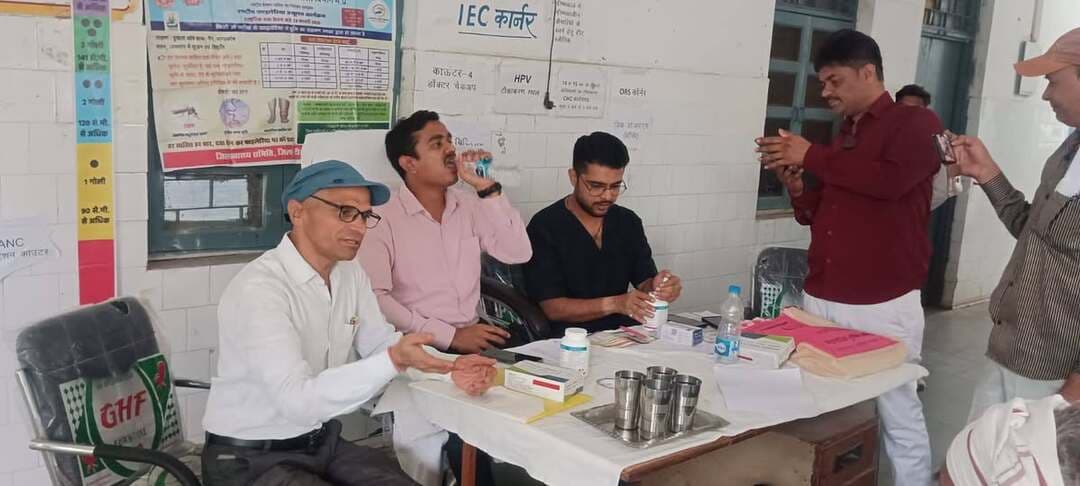 फाइलेरिया रोधी सामूहिक दवा सेवन अभियान के लिए प्रशिक्षण आयोजित
-
एसडीएम बल्देवगढ़ श्री निशांत भूरिया ने दवा सेवन कर अभियान का किया शुभारंभ
-
राष्ट्रीय फाइलेरिया उन्मूलन कार्यक्रम के अंतर्गत अर्बन बल्देवगढ़ में फोकल मास ड्रग एडमिनिस्ट्रेशन (एमडीए) अभियान के सफल संचालन के लिए आज सामुदायिक स्वास्थ्य केंद्र बल्देवगढ़ में प्रशिक्षण बैठक आयोजित की गई। इस अवसर पर एसडीएम बल्देवगढ़ श्री निशांत भूरिया ने स्वयं फाइलेरिया रोधी दवा का सेवन कर अभियान का शुभारंभ किया।
अर्बन बल्देवगढ़ के चिन्हित वार्ड क्रमांक 9, 10, 11, 12 एवं 13 में फाइलेरिया रोधी सामूहिक दवा सेवन अभियान 2 से 14 सितंबर 2026 तक संचालित किया जाएगा। अभियान के दौरान स्वास्थ्य विभाग की टीमों द्वारा निर्धारित क्षेत्रों में पात्र लोगों को फाइलेरिया रोधी दवा का सेवन कराया जाएगा तथा फाइलेरिया से बचाव के संबंध में लोगों को जागरूक किया जाएगा।
प्रशिक्षण बैठक में जिला मलेरिया अधिकारी श्री एच.एम. रावत, बीएमओ डॉ. अंकित त्रिपाठी सहित संबंधित स्वास्थ्य कार्यकर्ता, आंगनवाड़ी कार्यकर्ता एवं सुपरवाइजर उपस्थित रहे। अधिकारियों द्वारा अभियान के प्रभावी संचालन, दवा सेवन तथा जन-जागरूकता से संबंधित आवश्यक जानकारी दी गई।
कलेक्टर श्री विवेक श्रोत्रिय एवं मुख्य चिकित्सा एवं स्वास्थ्य अधिकारी डॉ. ओ.पी. अनुरागी के मार्गदर्शन में जिले में राष्ट्रीय फाइलेरिया उन्मूलन कार्यक्रम के अंतर्गत विभिन्न विकासखंडों में चरणबद्ध रूप से अभियान संचालित किया जा रहा है। इसी क्रम में अर्बन लिधौरा एवं खरगापुर में भी प्रशिक्षण एवं जागरूकता कार्यशालाओं का आयोजन किया जा रहा है।
#JansamparkMP
#Jansamparktikamgarh
#tikamgarh