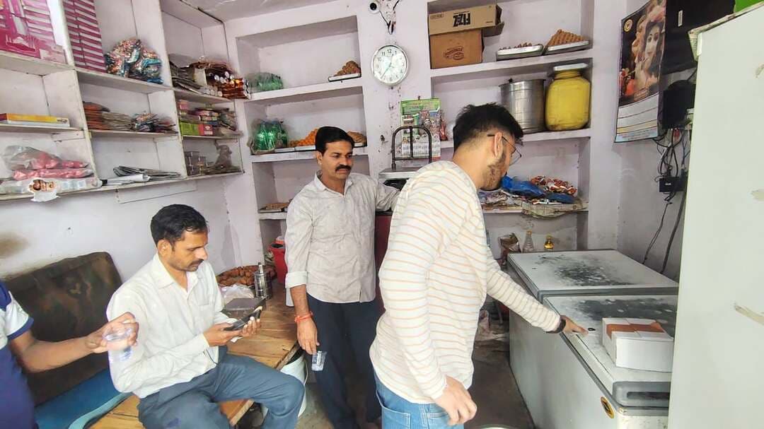 दुग्ध संग्रहण केंद्रों का औचक निरीक्षण कर की गई दूध की गुणवत्ता की जांच
-
नियंत्रक खाद्य एवं औषधि प्रशासन मध्यप्रदेश भोपाल के निर्देशानुसार खाद्य सुरक्षा विभाग द्वारा जिले में दुग्ध एवं दुग्ध उत्पादों की गुणवत्ता सुनिश्चित करने के उद्देश्य से विभिन्न दुग्ध संग्रहण केंद्रों का औचक निरीक्षण किया गया।
खाद्य सुरक्षा अधिकारी श्री मनीष कुमार जैन, मैनेजर सांची शीत केंद्र श्री शंकर सिंह घोष एवं फील्ड ऑफिसर सांची शीत केंद्र जतारा-पराग श्री सोनी द्वारा जतारा क्षेत्र में संचालित विभिन्न दुग्ध संग्रहण केंद्रों का निरीक्षण किया गया। इस दौरान बालाजी डेयरी रेंज ऑफिस के पास जतारा, नीलम दूध डेयरी घटिया मोहल्ला जतारा, राजेंद्र मिल्क सेंटर जतारा-महेशपुरा, दूध सागर मिल्क सेंटर किटाखेड़ा एवं सांची डीसीएस केंद्र किटाखेड़ा सहित अन्य केंद्रों पर दूध का औचक निरीक्षण कर रैपिड मिल्क टेस्टिंग किट के माध्यम से गुणवत्ता की जांच की गई।
निरीक्षण के दौरान डेयरी संचालकों को गुणवत्तापूर्ण एवं निर्धारित मानकों के अनुरूप दूध का क्रय एवं संग्रहण करने के निर्देश दिए गए। अधिकारियों द्वारा दूध में मिलावट की रोकथाम तथा उपभोक्ताओं को सुरक्षित एवं गुणवत्तापूर्ण दुग्ध उपलब्ध कराने के संबंध में आवश्यक दिशा-निर्देश भी दिए गए।
इसके साथ ही जतारा स्थित सांदिपनि स्कूल के छात्र-छात्राओं को दूध में की जाने वाली विभिन्न प्रकार की मिलावटों की पहचान एवं रैपिड मिल्क टेस्टिंग किट के माध्यम से दूध की त्वरित जांच करने के तरीकों की जानकारी देकर जागरूक किया गया। विद्यार्थियों को खाद्य पदार्थों में मिलावट से होने वाले दुष्प्रभावों तथा गुणवत्तापूर्ण खाद्य पदार्थों के उपयोग के प्रति भी जागरूक किया गया।
#JansamparkMP
#Jansamparktikamgarh
#tikamgarh