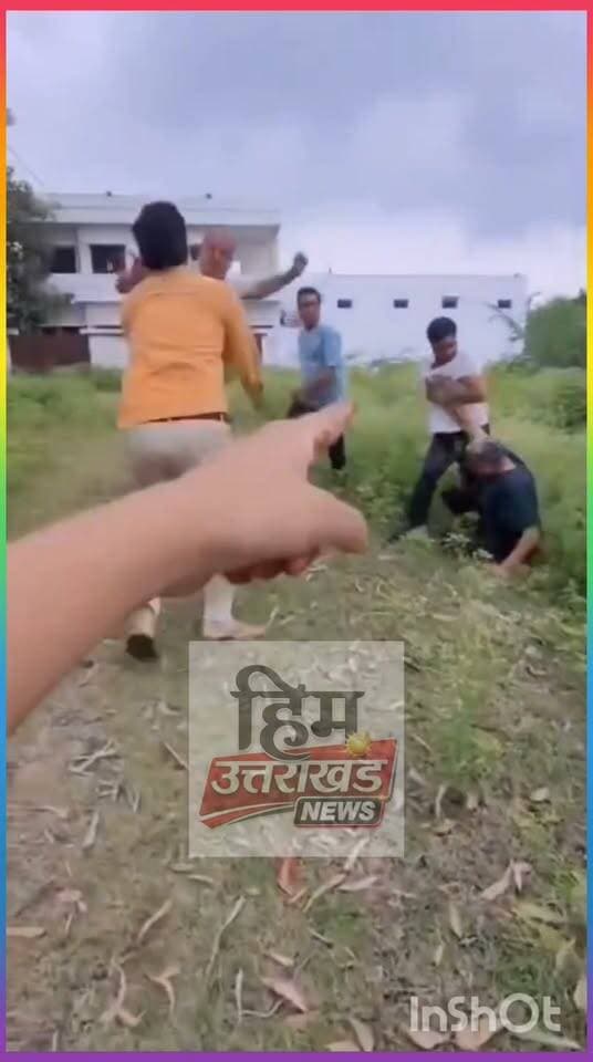 **मंदसौर में बगीचे की जमीन को लेकर विवाद, मारपीट का आरोप......
मंदसौर के राजहंस कॉलोनी, गांधीनगर क्षेत्र में बगीचे की जमीन पर मंदिर निर्माण को लेकर विवाद सामने आया है।
रहवासियों ने मंदिर निर्माण और जमीन पर कब्जे का आरोप लगाते हुए आपत्ति जताई।
आरोप है कि आपत्ति करने पहुंचे रहवासियों के साथ मारपीट की गई। घटना के बाद दोनों पक्ष शिकायत दर्ज कराने वाई.डी. नगर थाने पहुंचे।
मामले में पुलिस द्वारा दोनों पक्षों की शिकायत के आधार पर जांच की जा रही है।