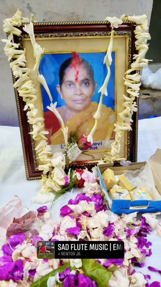 बचपन में मां के गुजर जाने के बाद मां जैसे पालने वाले दीदी अब इस दुनिया में नहीं रही।
हमेशा आशीर्वाद देते रहती थी। अब इनके जाने के बाद प्रत्येक रक्षा बंधन पर ढेर सारा आशीर्वाद कौन देगा।
आज दीदी का ब्रह्मभोज है।लेकिन,ऐसा लग रहा है कि अभी भी हमलोगों के बीच में है।
शत शत नमन, दीदी,आप हमेशा यादों में रहेगें।🙏🙏🙏🙏