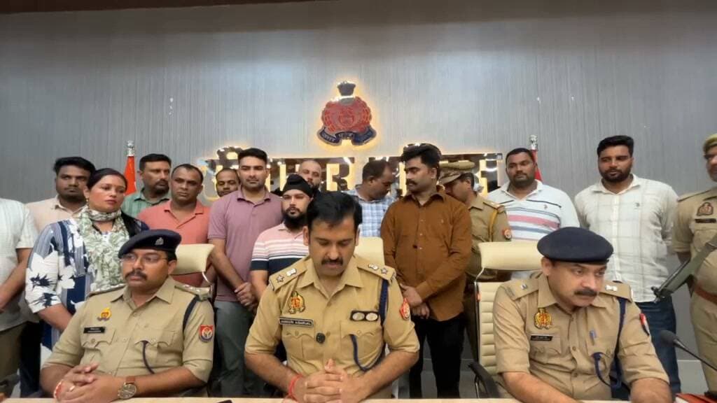 #सीतापुर पुलिस ने सर्राफा व्यापारी के साथ हुई डकैती की घटना का किया खुलासा, गैंग में शामिल 7 बदमाशों को पुलिस ने अरेस्ट कर भेजा जेल, कब्जे से अवैध तमंचा कारतूस बरामद, एसपी अंकुर अग्रवाल ने प्रेस कॉन्फ्रेंस कर मीडिया को दी जानकारी।