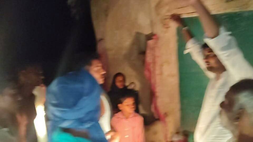 चित्रकूट जिले के पहाड़ी ब्लॉक के ग्राम पंचायत कलवारा खुर्द के खेरिया गांव में बाढ़ से प्रभावित आधा सैकड़ा घर, समाजसेवी अमर दीप कुशवाहा ने मौके में पहुंचकर राहत सामग्री दी एवं सभी से अपील की, सरकार से भी मांग की सभी बाढ़ पीड़ितों के लिए