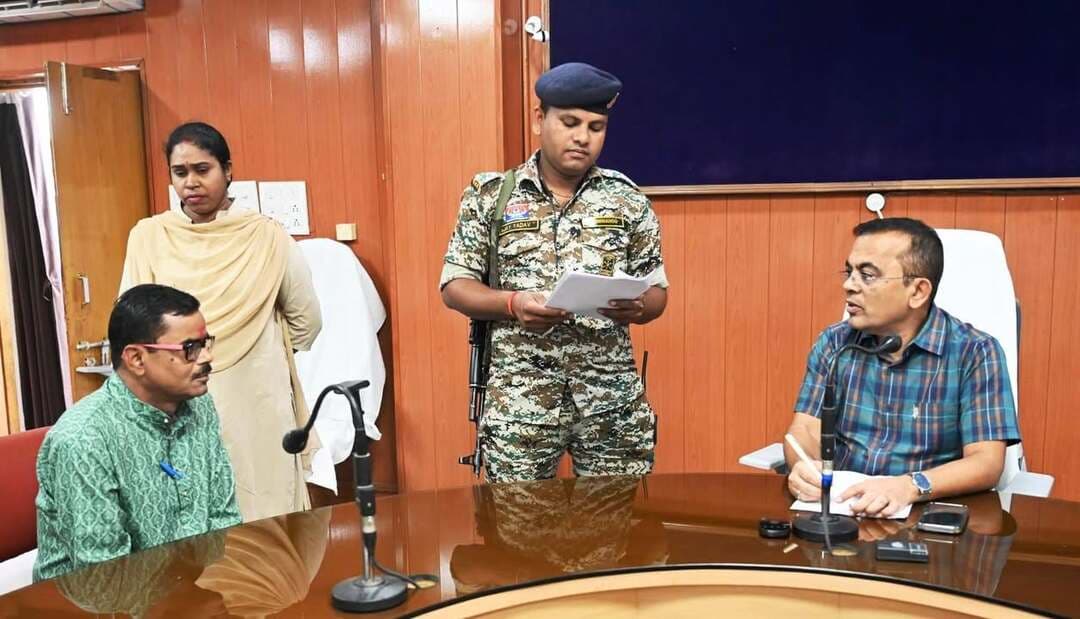कलेक्टर जन्मेजय महोबे ने जनदर्शन में सुनी जनता की समस्याएं, शीघ्र निराकरण के दिए निर्देश
जनदर्शन में आज कुल 45 आवेदन हुए प्राप्त