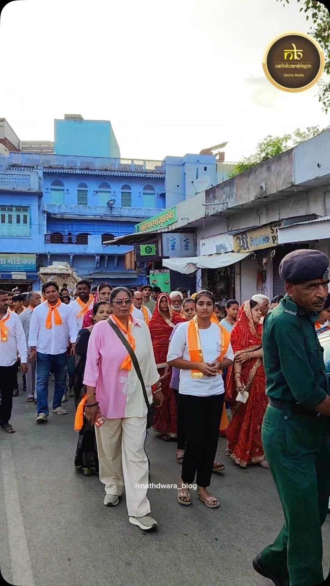 निमंत्रण के साथ ही आज निकली गणेश महोत्सव की भव्य रैली
नाथद्वारा। गणेश महोत्सव को लेकर शहर में उत्साह का माहौल देखने को मिला। फौज मोहल्ला मित्र मंडल की ओर से गणेश महोत्सव के निमंत्रण के साथ ही आज भव्य रैली निकाली गई।
रैली में श्रद्धालुओं और आयोजन से जुड़े लोगों ने उत्साहपूर्वक भाग लिया। गणेश महोत्सव के आयोजन को लेकर शहर में धार्मिक उल्लास और उत्सव का माहौल नजर आया।
गणेश महोत्सव के निमंत्रण के साथ आज रैली के जरिए उत्सव का औपचारिक आगाज हुआ।
Vc @prajapatgopal2000