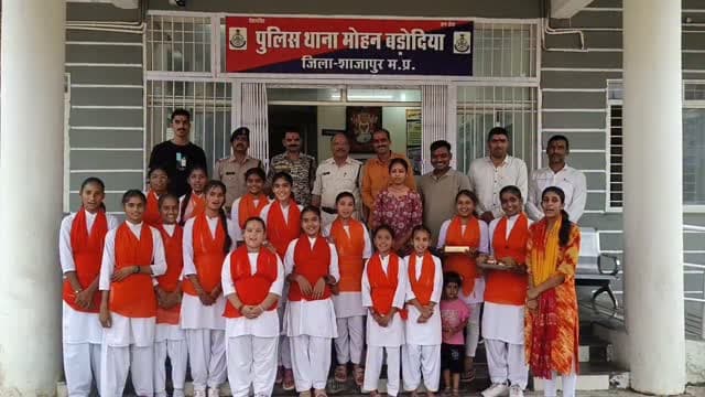विश्व हिंदू परिषद दुर्गा वाहिनी की बहनों ने मनाया रक्षाबंधन का पर्व, मोहन बड़ोदिया थाना स्टाफ को बांधा रक्षा सूत्र