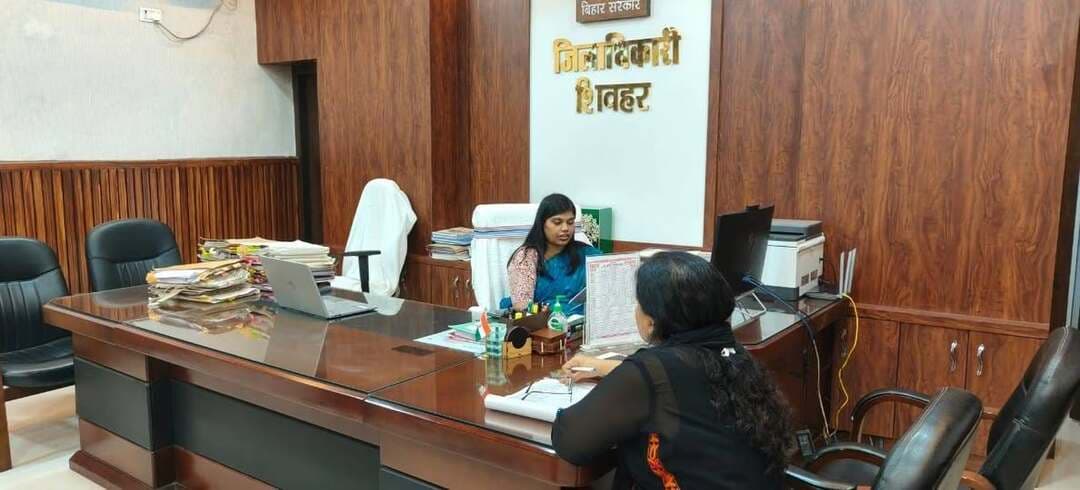 📢 शिवहर के आंगनवाड़ी केंद्रों का होगा कायाकल्प! 🏫✨
जिला पदाधिकारी, शिवहर की अध्यक्षता में आज जिले के सभी 713 आंगनवाड़ी केंद्रों की स्थिति, मूलभूत सुविधाओं और नए भवनों के निर्माण को लेकर एक अहम समीक्षा बैठक आयोजित की गई।
बैठक में डीएम द्वारा दिए गए प्रमुख निर्देश:
🚰 मूलभूत सुविधाएं: सभी 713 केंद्रों पर पेयजल, शौचालय, बिजली और इंटरनेट हर हाल में सुनिश्चित किया जाए।
🎨 रंग-रोगन: दीपावली से पूर्व 210 केंद्रों (अपने और सरकारी भवनों में संचालित) को आकर्षक बनाने के लिए पेंटिंग कराई जाएगी।
💡 बिजली और स्वच्छता: विद्युतहीन केंद्रों में जल्द बिजली पहुंचाने और मनरेगा (MNREGA) के तहत शौचालय निर्माण के सख्त निर्देश दिए गए।
🏢 नए भवन: नए आंगनवाड़ी केंद्रों के निर्माण हेतु भूमि की उपलब्धता की भी विस्तार से समीक्षा हुई।
बच्चों के सर्वांगीण विकास और बुनियादी ढांचे को मजबूत करने की दिशा में जिला प्रशासन निरंतर प्रयासरत है। 👏
#Sheohar #DMSheohar #AnganwadiCenters #ChildDevelopment #Bihar #PRDSheohar #Development