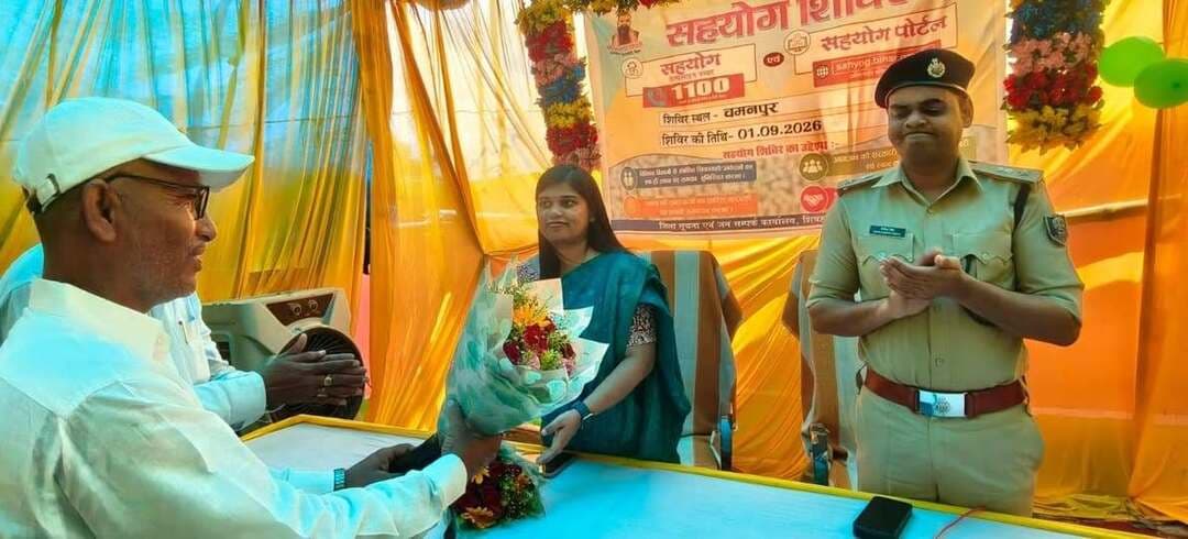 📍 शिवहर: चमनपुर पंचायत में 'सहयोग शिविर' का सफल आयोजन!
"प्रशासन आपके द्वार" के संकल्प को साकार करते हुए, आज शिवहर प्रखंड के चमनपुर पंचायत में जनसमस्याओं के त्वरित समाधान हेतु एक विशेष 'सहयोग शिविर' लगाया गया।
शिविर में जिलाधिकारी महोदया, पुलिस अधीक्षक महोदय एवं अन्य वरिष्ठ पदाधिकारियों ने स्वयं उपस्थित होकर ग्रामीणों की समस्याएं सुनीं और उनका ऑन-द-स्पॉट निवारण किया।
✨ शिविर की प्रमुख उपलब्धियाँ:
📄 त्वरित सेवा: 4 आवेदकों को जन्म प्रमाण पत्र और 3 लाभुकों को राशन कार्ड का ऑन-द-स्पॉट वितरण।
🏠 पीएम आवास योजना: आवास पूर्ण करने वाले 3 सफल लाभुकों को जिलाधिकारी महोदया द्वारा शुभकामना संदेश।
☀️ हरित ऊर्जा: 'पीएम सूर्य घर योजना' के 2 लाभार्थियों का विशेष सम्मान।
🌳 पर्यावरण संरक्षण: मनरेगा के तहत वृक्षारोपण में उत्कृष्ट कार्य करने वाले 5 व्यक्तियों को प्रशस्ति पत्र।
शिविर में विभिन्न विभागों के स्टॉल लगाए गए, जहाँ बड़ी संख्या में ग्रामीणों ने सरकारी योजनाओं का सीधा लाभ उठाया। जिला प्रशासन आमजनों की हर समस्या के त्वरित निदान के लिए पूरी तरह प्रतिबद्ध है।
#Sheohar #SahyogShivir #PrashasanAapkeDwar #BiharGovernment #PMAwasYojana #PMSuryaGhar #PublicService #SheoharAdministration