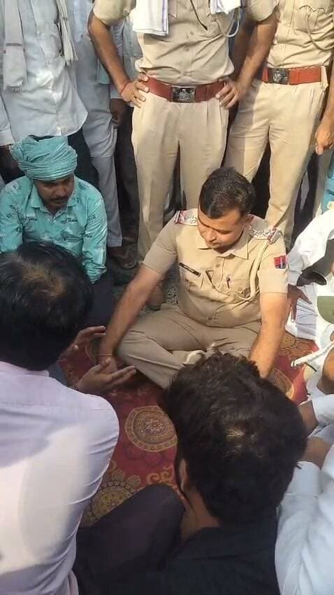 अरड़की बस स्टैंड पर अचानक लगा धरना नोहर थाना प्रभारी की समझाइस के बाद धरना समाप्त!