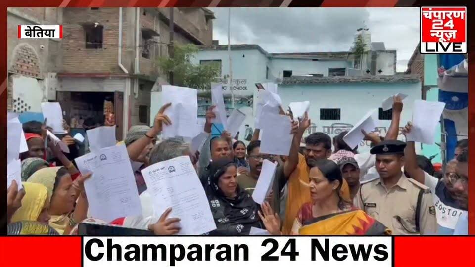 6 पार्षदों द्वारा विकास योजनाओं की निविदा रद्द कराने के आवेदन पर बवाल, सहयोग शिविर में महापौर को घेर नागरिकों ने जताया विरोध...
बेतिया नगर निगम द्वारा वर्ष 2026-27 के लिए जारी निविदा संख्या 14, 15 एवं 16 के तहत प्रस्तावित वार्ड 32 समेत शहर के नवअधिग्रहित क्षेत्रों और अन्य विकास योजनाओं को रद्द कराने के आवेदन को लेकर विवाद गहरा गया है। मंगलवार को वार्ड 32 में आयोजित सहयोग शिविर में पहुंचीं महापौर गरिमा देवी सिकारिया के समक्ष स्थानीय नागरिकों ने इसका जोरदार विरोध किया। सैकड़ों लोगों के हस्ताक्षरयुक्त आवेदन महापौर को सौंपकर वार्ड की जरूरी विकास योजनाओं को रद्द नहीं करने की मांग की गई। नागरिकों का कहना है कि निविदा संख्या 14, 15 एवं 16 में वार्ड 32 सहित नगर निगम के नवअधिग्रहित क्षेत्रों की कई महत्वपूर्ण विकास योजनाएं शामिल हैं। निविदा प्रकाशित होने के बाद सशक्त स्थायी समिति के सदस्य सहमत अली, कुणाल राज श्रॉफ, रूही सिंह, सविता देवी, ऋतुल प्रिया तथा पार्षद अनुराधा यादव द्वारा इन निविदाओं को रद्द करने के लिए आवेदन दिए जाने की बात कही गई है। नागरिकों ने इस मांग को जनहित के विरुद्ध बताते हुए आपत्ति जताई। आवेदन में कहा गया कि वार्ड 32 में जलजमाव की गंभीर समस्या के समाधान के लिए प्रस्तावित विकास योजना बेहद आवश्यक है। इसे रद्द करने का प्रयास क्षेत्र के विकास में बाधा उत्पन्न करेगा। नागरिकों ने आरोप लगाया कि विकास योजनाओं को रोकने के लिए पद और अधिकारों का दुरुपयोग किया जा रहा है। साथ ही आपसी गुटबाजी और पूर्व विवादों के कारण योजनाओं को प्रभावित करने का आरोप भी लगाया गया। नागरिकों ने चेतावनी दी कि यदि वार्ड 32 की आवश्यक योजना सहित अन्य स्वीकृत और प्रक्रियाधीन योजनाओं को रद्द किया गया तो नगर निगम कार्यालय का घेराव कर धरना-प्रदर्शन किया जाएगा। महापौर गरिमा देवी सिकारिया ने लोगों को आश्वासन दिया कि जनहित और नियमों के विरुद्ध योजनाओं को रद्द करने की कोई मांग स्वीकार नहीं की जाएगी। उन्होंने कहा कि अड़ंगेबाजी के बावजूद नवअधिग्रहित क्षेत्रों समेत पूरे नगर निगम क्षेत्र का क्रमवार और चतुर्दिक विकास कोई नहीं रोक सकता।
#champaran24news