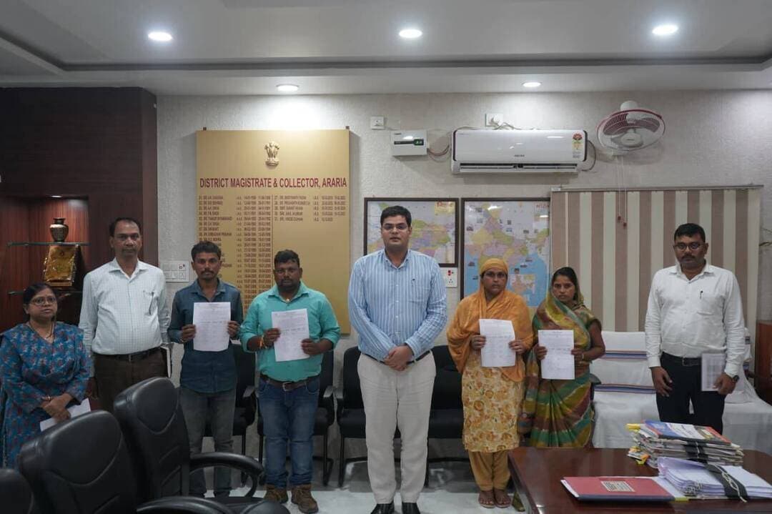 अररिया चौकीदार संवर्ग में अनुकंपा के आधार पर चार अभ्यर्थियों को मिला नियुक्ति पत्र
चौकीदार संवर्ग में अनुकंपा के आधार पर नियुक्ति की प्रक्रिया के तहत जिला पदाधिकारी अररिया श्री विनोद दूहन द्वारा चार अभ्यर्थियों को नियुक्ति पत्र प्रदान किया गया।जिलाधिकारी के त्वरित कार्रवाई के निर्देश पर निर्धारित सभी प्रक्रिया को पूरी करते हुए श्रीमती मनीषा कुमारी, श्रीमती अंजुम खातून, किशन कुमार पासवान एवं संजय मांझी को नियुक्ति पत्र दिया गया।
उल्लेखनीय है कि 31 अगस्त 2026 को जिलाधिकारी अररिया श्री विनोद दूहन की अध्यक्षता में जिला अनुकंपा समिति की बैठक आयोजित की गई थी। बैठक में चौकीदार संवर्ग से संबंधित अनुकंपा नियुक्ति के मामलों की समीक्षा कर अभ्यर्थियों द्वारा प्रस्तुत शैक्षणिक एवं अन्य आवश्यक प्रमाण-पत्रों की जांच तथा निर्धारित मानकों के आधार पर नियुक्ति की अनुशंसा की गई। इसी क्रम में आज चार अभ्यर्थियों को नियुक्ति पत्र प्रदान किया गया।
नियुक्ति पत्र प्राप्त होने पर अभ्यर्थियों ने खुशी व्यक्त करते हुए जिला प्रशासन के प्रति आभार जताया। इस अवसर पर अपर समाहर्ता आपदा प्रबंधन, प्रभारी पदाधिकारी, जिला सामान्य प्रशाखा, अररिया उपस्थित थे।