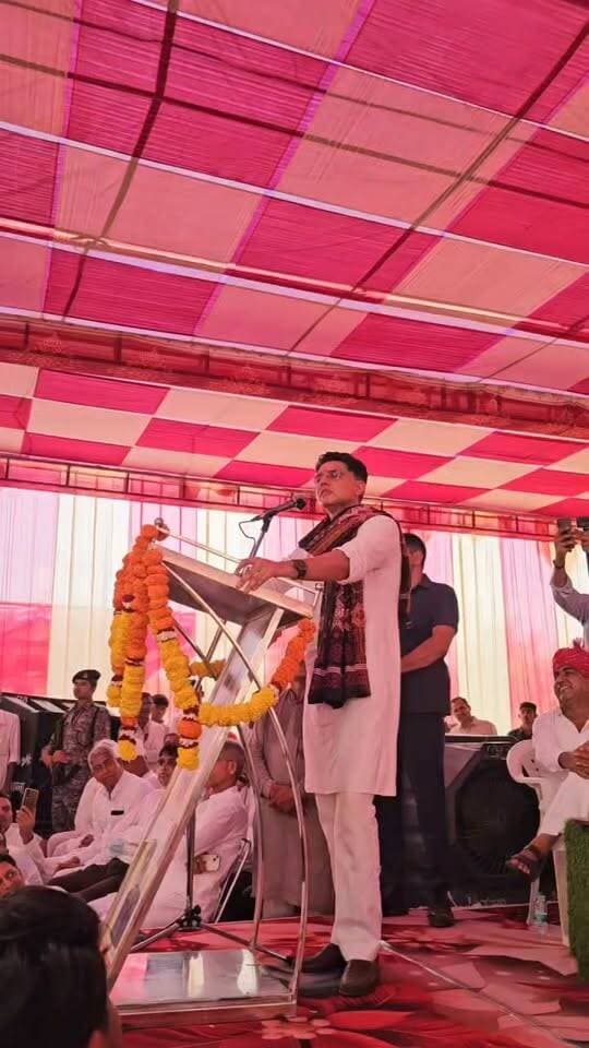 बाड़मेर रामजी का गोल पहूंचे सचिन पायलट।
Ashok Gehlot Govind Singh Dotasra Sachin Pilot Harish Chaudhary Ummeda Ram Beniwal