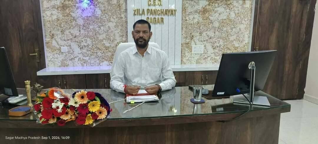 ➡️ नवागत सीईओ जिला पंचायत सागर श्री जगदीश कुमार गोमे ने संभाला कार्यभार
➡️ पदभार ग्रहण के पहले ही दिन सीईओ जिला पंचायत श्री जगदीश कुमार गोमे ने ली ग्रामीण विकास योजनाओं की समीक्षा बैठक
जिला पंचायत के मुख्य कार्यपालन अधिकारी श्री जगदीश कुमार गोमे ने कार्यभार ग्रहण किया। श्री गोमे वर्ष 2016 बैच के IAS अधिकारी हैं। इसके पूर्व वे बालाघाट, भिण्ड, बड़वानी, कटनी एवं सिंगरौली जिला पंचायत में CEO के पद पर पदस्थ रहे हैं।
कार्यभार ग्रहण करते ही उन्होंने VB-G RAM G, स्वच्छ भारत मिशन, प्रधानमंत्री आवास योजना, नल-जल, वाटरशेड, ग्रामीण यांत्रिकी सेवा, 15वां वित्त एवं एसआरएलएम की समीक्षा की। उन्होंने अधिकारियों को निर्देश दिए कि बैठक में प्रस्तुत जानकारी तथ्यात्मक एवं अद्यतन हो तथा कम प्रगति के वास्तविक कारण स्पष्ट रूप से बताए जाएं।
VB-G RAM G के अंतर्गत श्रमिक नियोजन की समीक्षा में जनपद पंचायत मालथौन, केसली, रहली, खुरई, देवरी एवं बण्डा में अपेक्षित प्रगति नहीं पाए जाने पर संबंधित सीईओ जनपद को सेक्टर एवं ग्राम पंचायत स्तर पर सतत मॉनीटरिंग कर नियमानुसार प्रगति सुनिश्चित करने के निर्देश दिए। प्रगतिरत कार्यों को गुणवत्ता के साथ निर्धारित समय-सीमा में पूर्ण कराने को कहा।
प्रधानमंत्री आवास योजना में एफटीओ एवं लंबित प्रथम किस्त की पेंडेंसी शीघ्र समाप्त करने तथा प्रतिदिन ग्रामवार हितग्राहियों की मॉनीटरिंग के निर्देश दिए। राज्य स्तर से तकनीकी कारणों से प्रकरण लंबित होने पर तत्काल पत्राचार कर निराकरण कराने को कहा।
नल-जल योजनाओं के हस्तांतरण की कार्यवाही शीघ्र पूर्ण कराने तथा शत-प्रतिशत ग्राम पंचायतों में पानी समितियों का गठन सुनिश्चित करने के निर्देश दिए। जीपीडी गुणवत्तापूर्ण रूप से एक सप्ताह में अपलोड करने तथा प्रगतिरत आंगनबाड़ी, सामुदायिक एवं पंचायत भवनों को शीघ्र पूर्ण कराने को कहा। अप्रारंभ कार्यों का स्थल निरीक्षण कर प्रतिवेदन प्रस्तुत करने के निर्देश दिए।
ग्रामीण यांत्रिकी सेवा (आरईएस) के कार्यों की समीक्षा करते हुए अप्रारंभ कार्यों को शीघ्र प्रारंभ कराने तथा निरस्तीकरण योग्य कार्यों में नियमानुसार आवश्यक कार्यवाही करने के निर्देश दिए। संबंधित अधिकारियों को नियमित फील्ड विजिट कर कार्यों की वास्तविक स्थिति की निगरानी करने को कहा।
सीएम हेल्पलाइन को प्राथमिकता देते हुए शिकायतकर्ता की संतुष्टि के साथ अधिकतम शिकायतों का निराकरण सुनिश्चित करने के निर्देश दिए। उन्होंने अधिकारियों को अपने पदीय दायित्वों का निष्ठा, लगन एवं ईमानदारी से निर्वहन करने तथा कार्यों में किसी भी प्रकार की लापरवाही नहीं बरतने के निर्देश दिए।
बैठक में कार्यपालन यंत्री, ग्रामीण यांत्रिकी सेवा (आरईएस), लोक स्वास्थ्य यांत्रिकी विभाग के अधिकारी, मुख्य कार्यपालन अधिकारी जनपद पंचायत, उपयंत्री, सहायक यंत्री, जिला पंचायत के प्रभारी अधिकारी, विकासखण्ड समन्वयक एवं एपीओ सहित संबंधित अधिकारी उपस्थित रहे।
CM Madhya Pradesh Dr Mohan Yadav Jansampark Madhya Pradesh #JansamparkMP #sagar