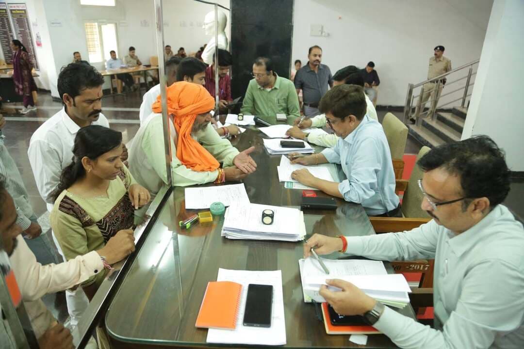 ➡️ जनसुनवाई में 160 आवेदकों की समस्याएं सुनीं ,अधिकारियों को त्वरित निराकरण के निर्देश
कलेक्टर कार्यालय में आयोजित जनसुनवाई में आज 160 आवेदकों की समस्याएं सुनी गईं। अधिकारियों ने आमजन की समस्याओं को गंभीरता से सुनते हुए संबंधित विभागों को प्रकरणों का तत्परता से निराकरण सुनिश्चित करने के निर्देश दिए। इस अवसर पर अपर कलेक्टर श्री अविनाश रावत, एसडीम श्री रोहित वर्मा, नगर दंडाधिकारी श्री शैलेंद्र द्विवेदी, डिप्टी कलेक्टर श्री रजत सोनी एवं तहसीलदार सहित विभिन्न विभागों के अधिकारी एवं कर्मचारी उपस्थित रहे।
CM Madhya Pradesh Dr Mohan Yadav Jansampark Madhya Pradesh #JansamparkMP #sagar