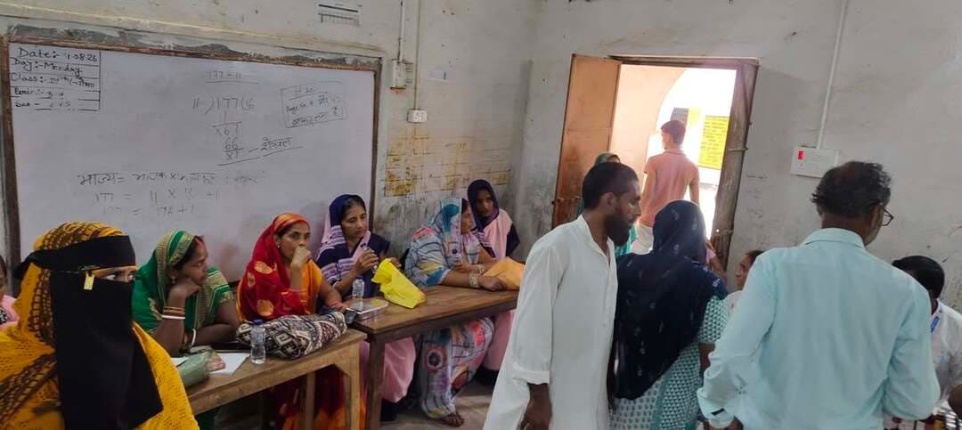 अस्थुआ में लगे सहयोग शिविर में बड़ी संख्या में ग्रामीण भी अपनी जन समस्या को लेकर पहुंचे।