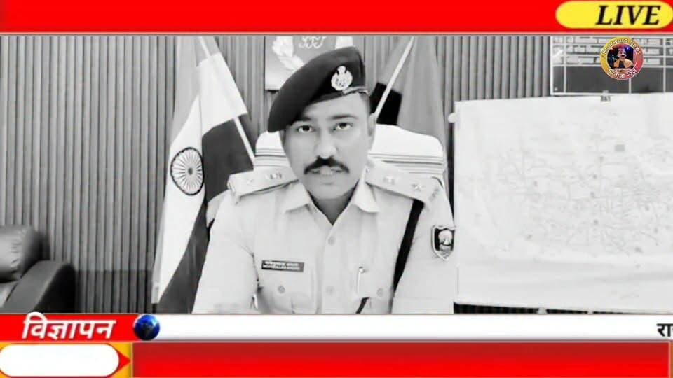 मुजफ्फरपुर में डायल-112 का चालक गिरफ्तार, हादसे के बाद जेल भेजा गया
मुजफ्फरपुर के सदर थाना क्षेत्र में डायल-112 की गाड़ी से हादसे के बाद बड़ा खुलासा हुआ। घटना में साइकिल सवार घायल हुआ और एक मोटरसाइकिल भी क्षतिग्रस्त हुई।
जांच के दौरान डायल-112 के चालक संतोष कुमार की ब्रेथ एनालाइजर से जांच की गई, जिसमें शराब सेवन की पुष्टि हुई। पुलिस ने तत्काल चालक को गिरफ्तार कर न्यायिक हिरासत में भेज दिया।
घायल साइकिल सवार का अस्पताल में इलाज कराया गया, जहां उसकी हालत खतरे से बाहर बताई गई है।
अब सवाल उठ रहा है—जब सुरक्षा में तैनात वाहन का चालक ही नशे में मिले, तो सड़क पर आम लोगों की सुरक्षा कितनी सुरक्षित है?
